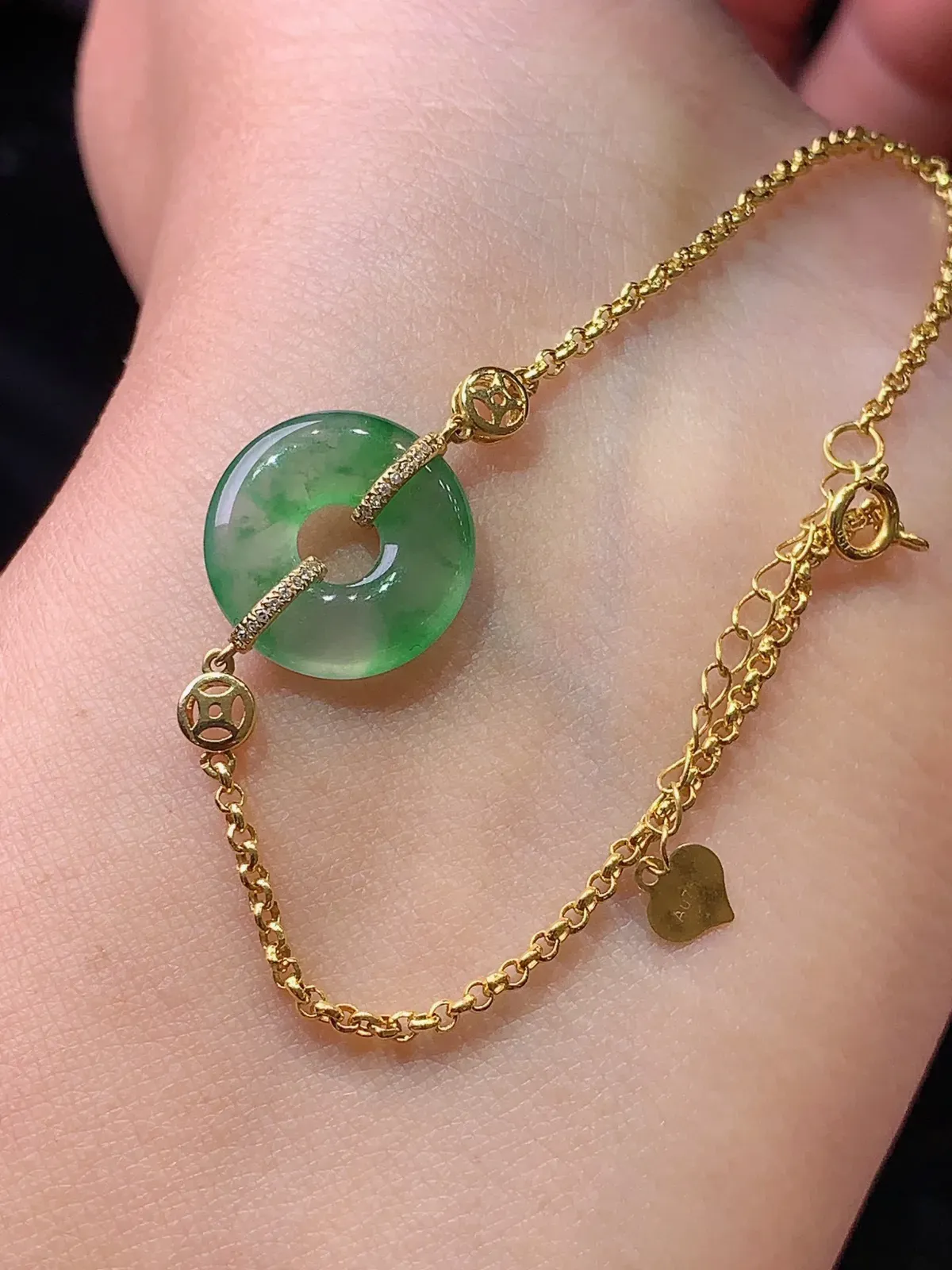 18k金镶嵌飘绿平安扣手链 玉质细腻 色泽艳丽  整体尺寸13.3*3