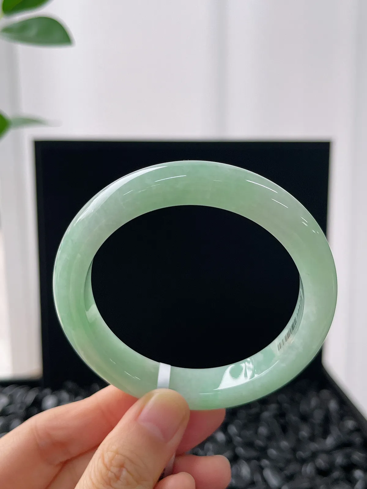 正圈55.1圈口，翡翠糯化种淡绿色手镯