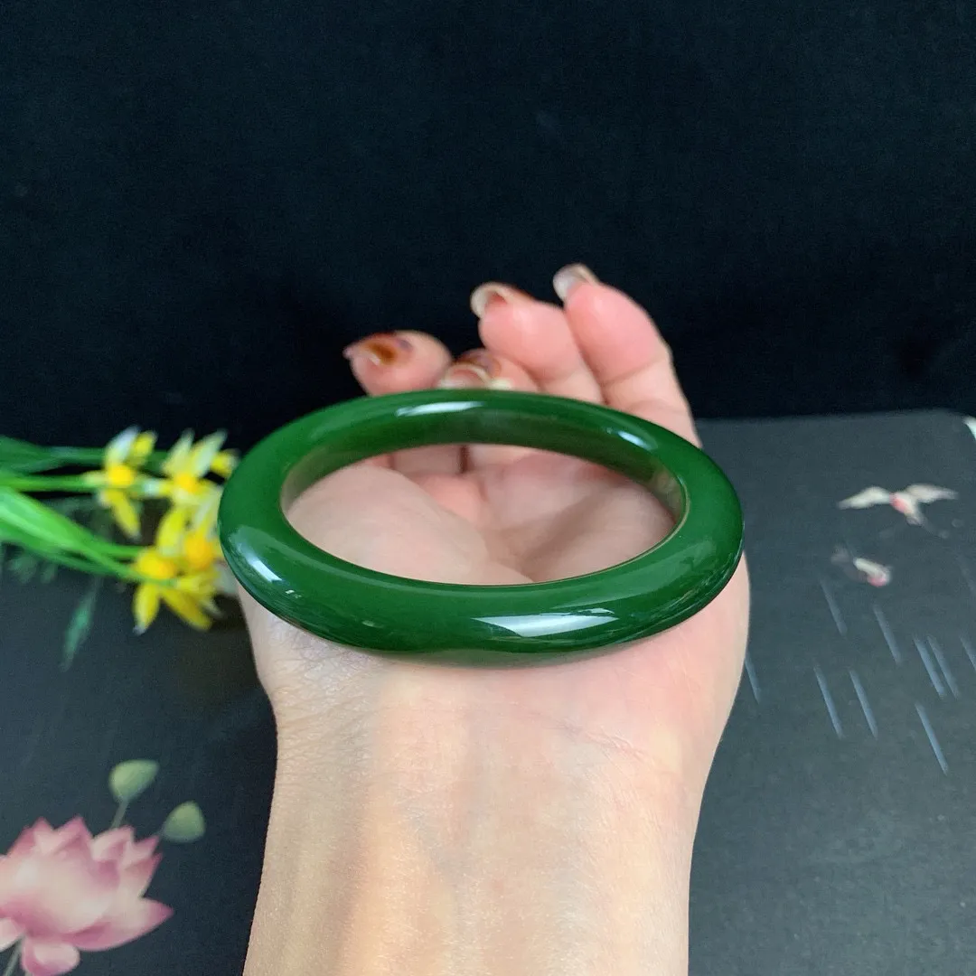 和田玉55.8圈口菠菜绿碧玉手镯！玉质细腻油润 底色纯净 无纹裂 脂粉好，品质高