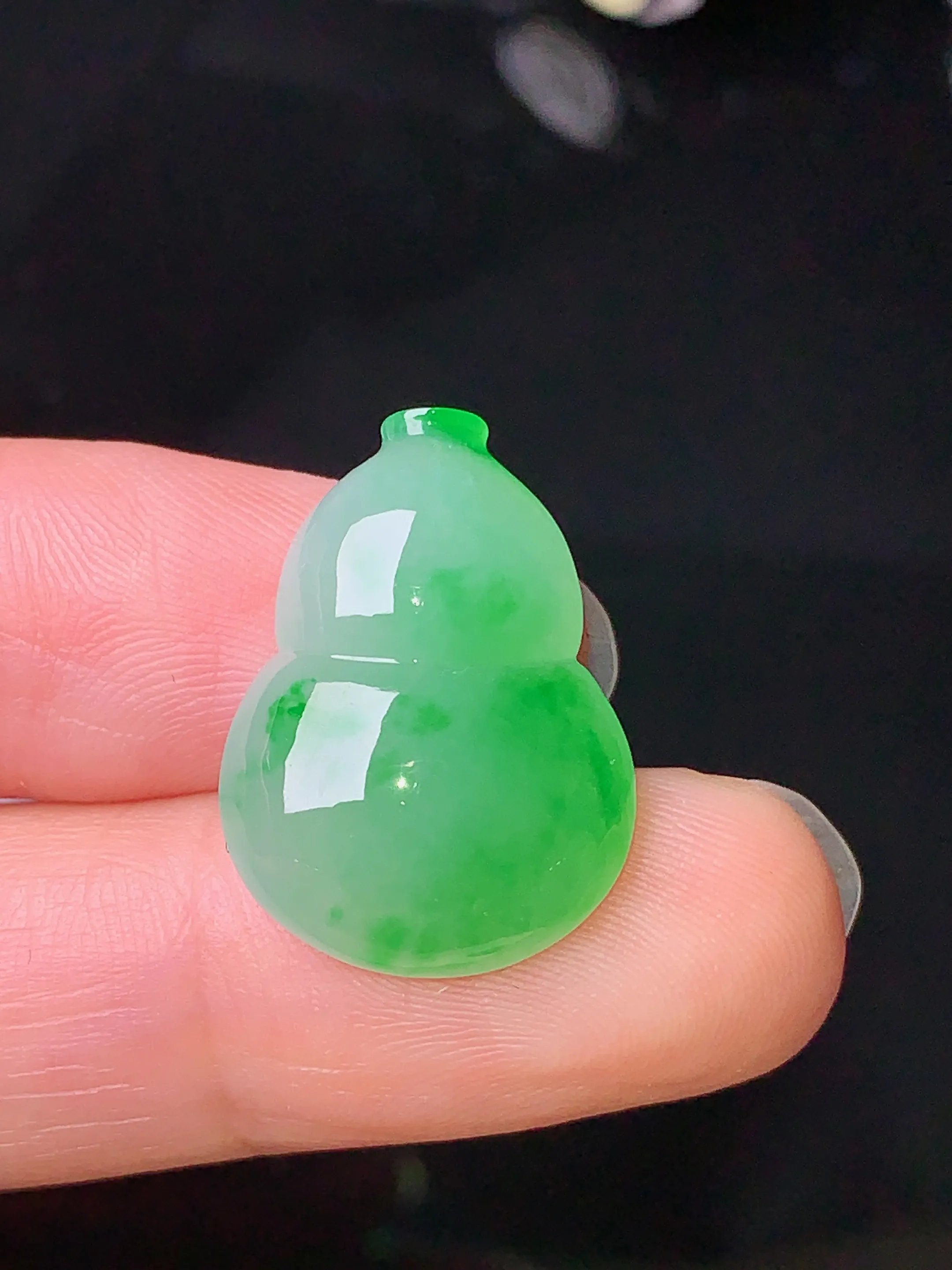 镶嵌款 翠绿葫芦吊坠 玉质细腻 色泽清新艳丽 整体尺寸21.3*15.5*6.2