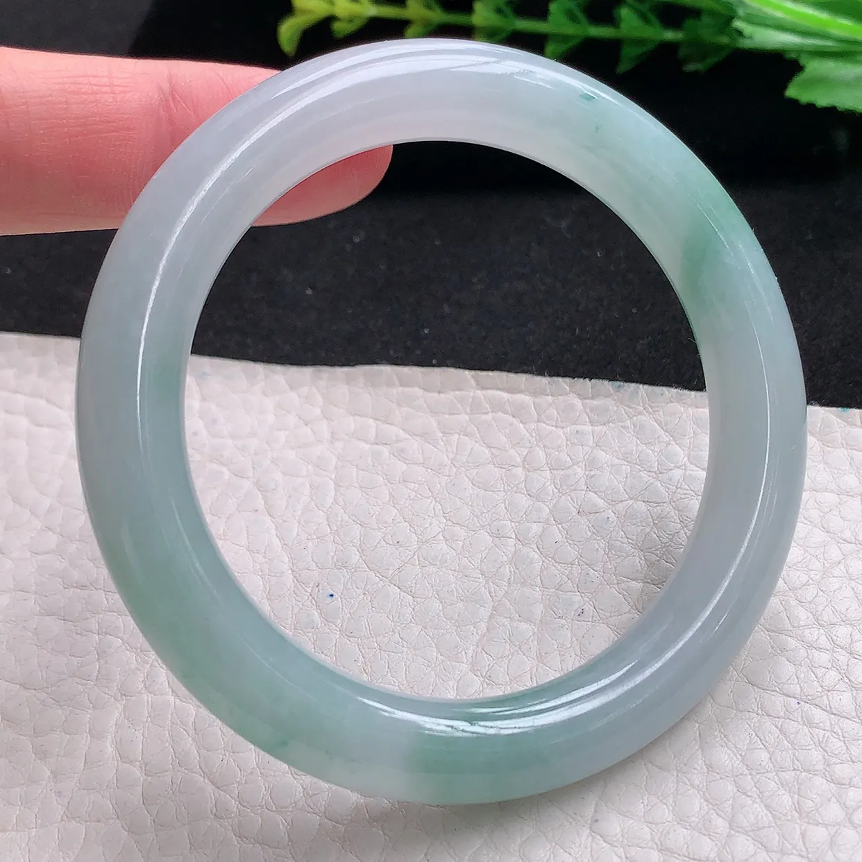 r自然光54.5*9.6美人镯 天然缅甸翡翠a货冰飘花圆条玉手镯 玉手环