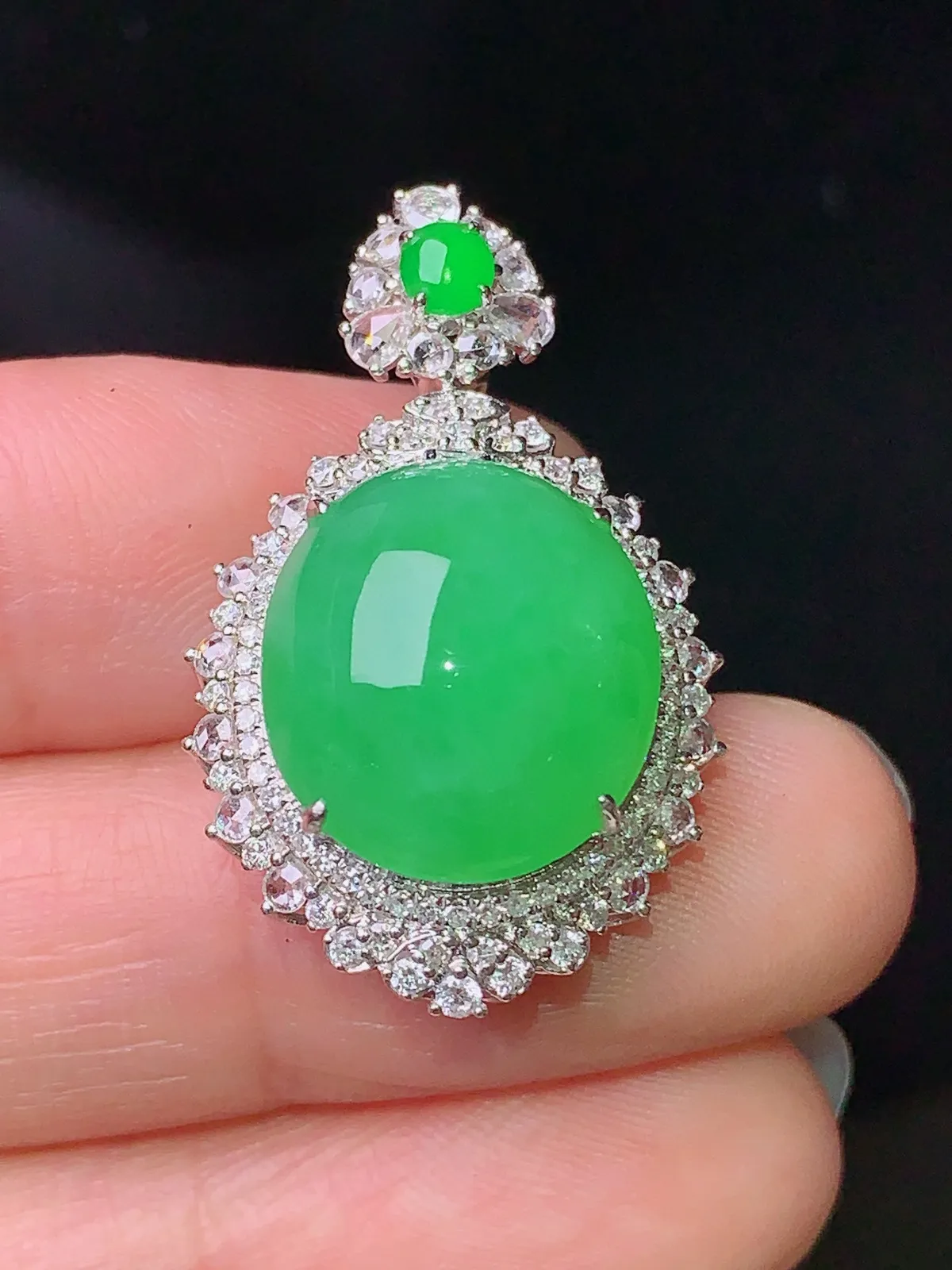 18k金钻镶嵌翠绿蛋面吊坠 玉质细腻 色泽清新艳丽 整体尺寸29.8*18.6*12