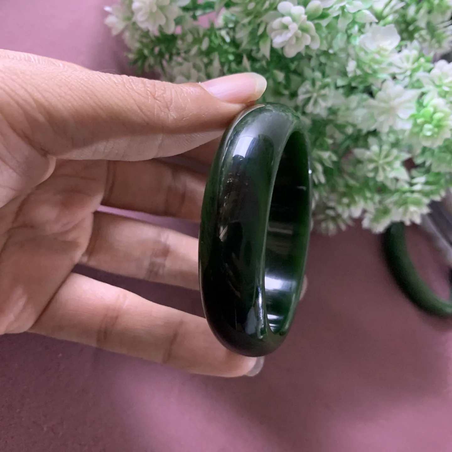 和田玉碧玉53圈口菠菜绿宽版手镯，圈口53宽15.6mm 重54.3克，玉质细腻油润，密度紧凑，琢型圆润，高脂粉，品相大，佩戴端庄典雅