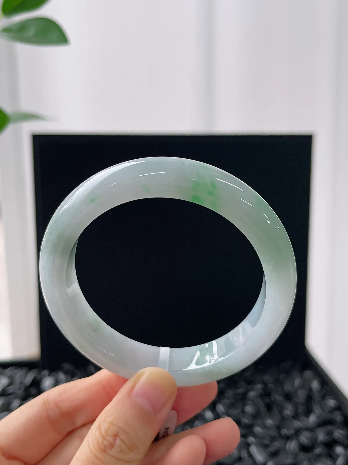 正圈56.7圈口，翡翠糯化种飘绿手镯