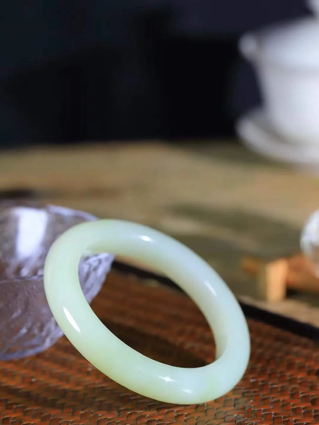 【花样年华·手镯】

精品️和田玉手镯，质地油润细腻，色泽高贵典雅，镯型古朴典雅。在诗情画意的雨巷相遇，你是我腕间的一抹风情，有你眸有深情，清风荡漾湖间静水，我愿俯身低眉，在烟波涟漪处，寻你深情倩影。重56克  尺寸54.5-11.5-9.8mm   75110654A