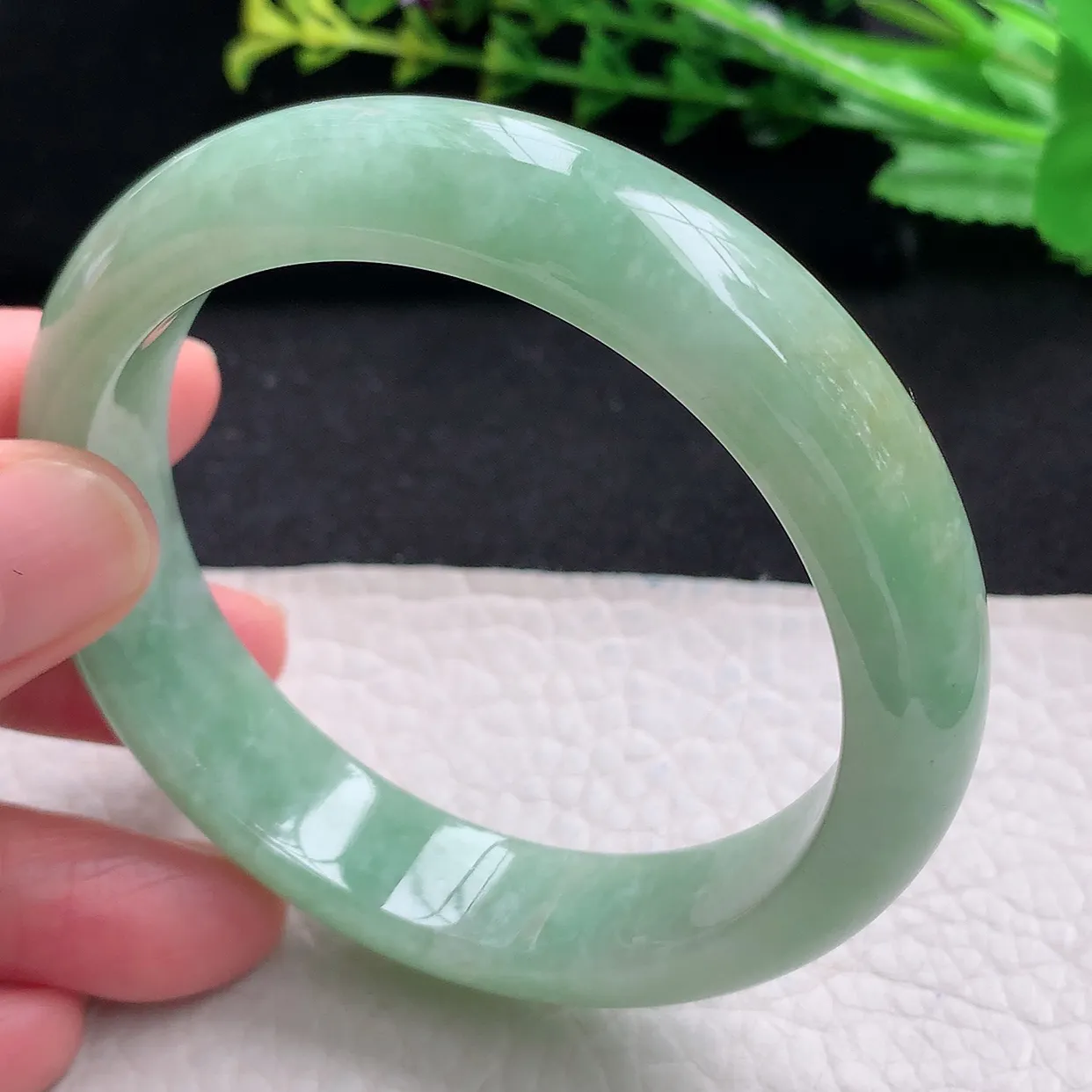 n自然光56*13.5*8.3平安镯 天然翡翠a货满绿宽边玉手镯 玉手环
