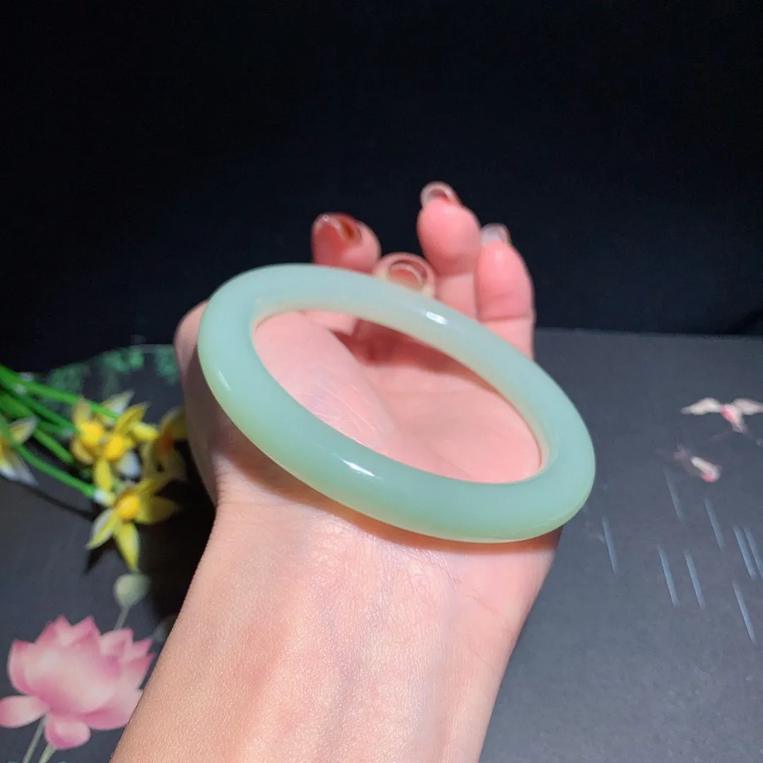 和田玉57.5圈口且末蓝圆条手镯！玉质细腻油润 底色纯净 无裂无杂 脂粉好，品质高。