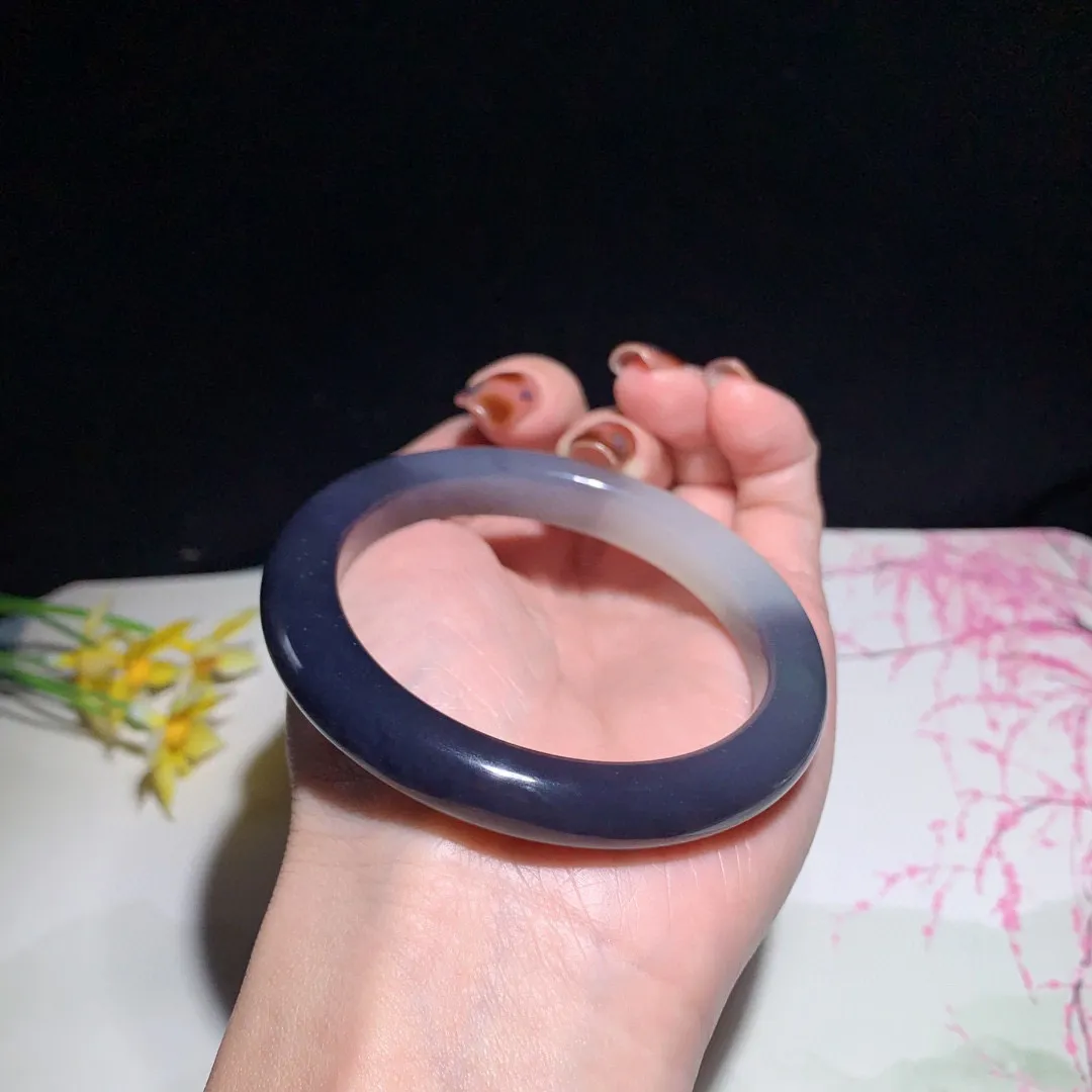 和田玉55圈口紫罗兰色手镯，白加紫，玉质细腻油润 底色纯净 无裂无黑 脂粉好，品质好！