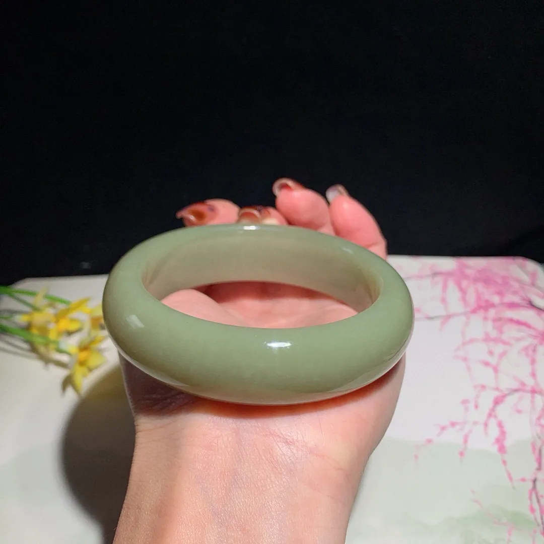 和田玉60.5圈口黄口料宽版手镯！玉质细腻油润 底色纯净 无裂无杂 脂粉好，品质高。