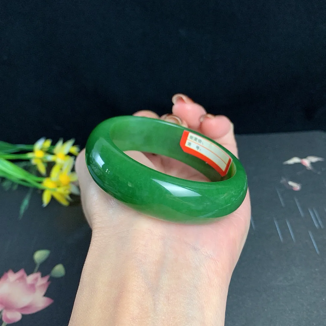 土豪款，和田玉51.5圈口阳绿色碧玉宽版手镯！圈口51.5宽17玉质细腻油润 底色纯净 无裂无棉 脂粉好，品质高
