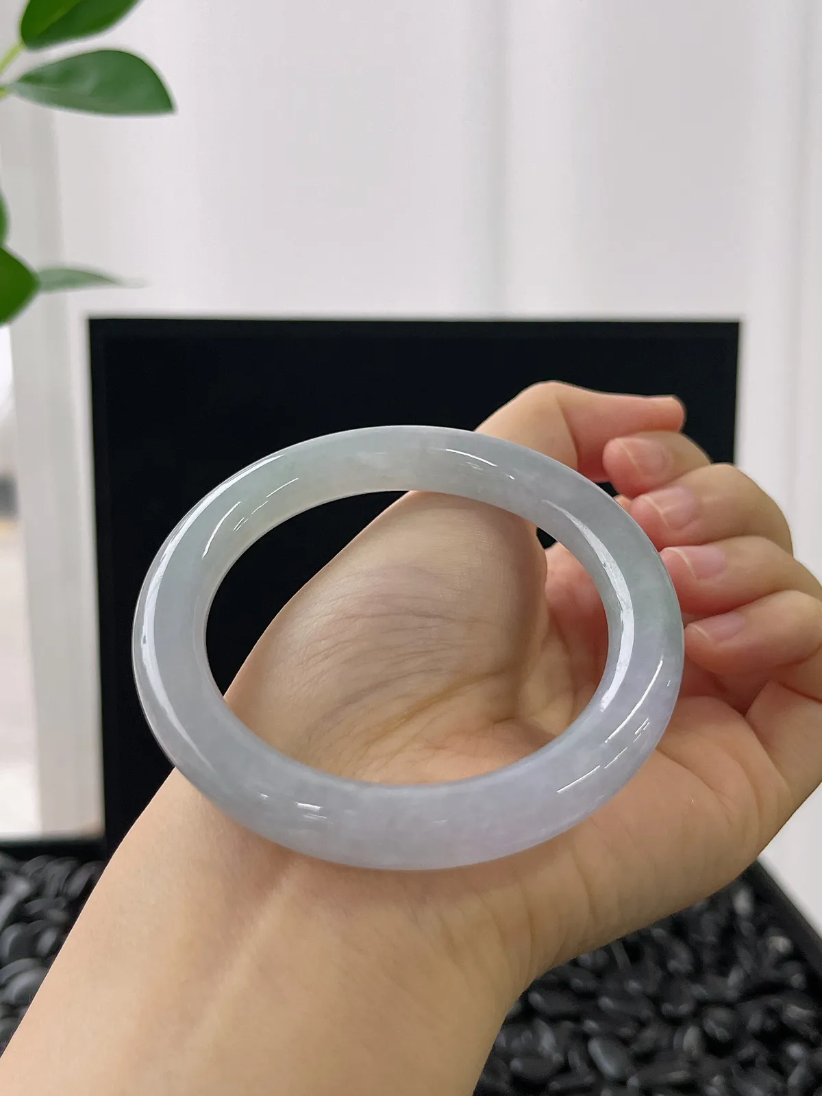 圆镯53.4圈口，翡翠冰糯种春带彩手镯