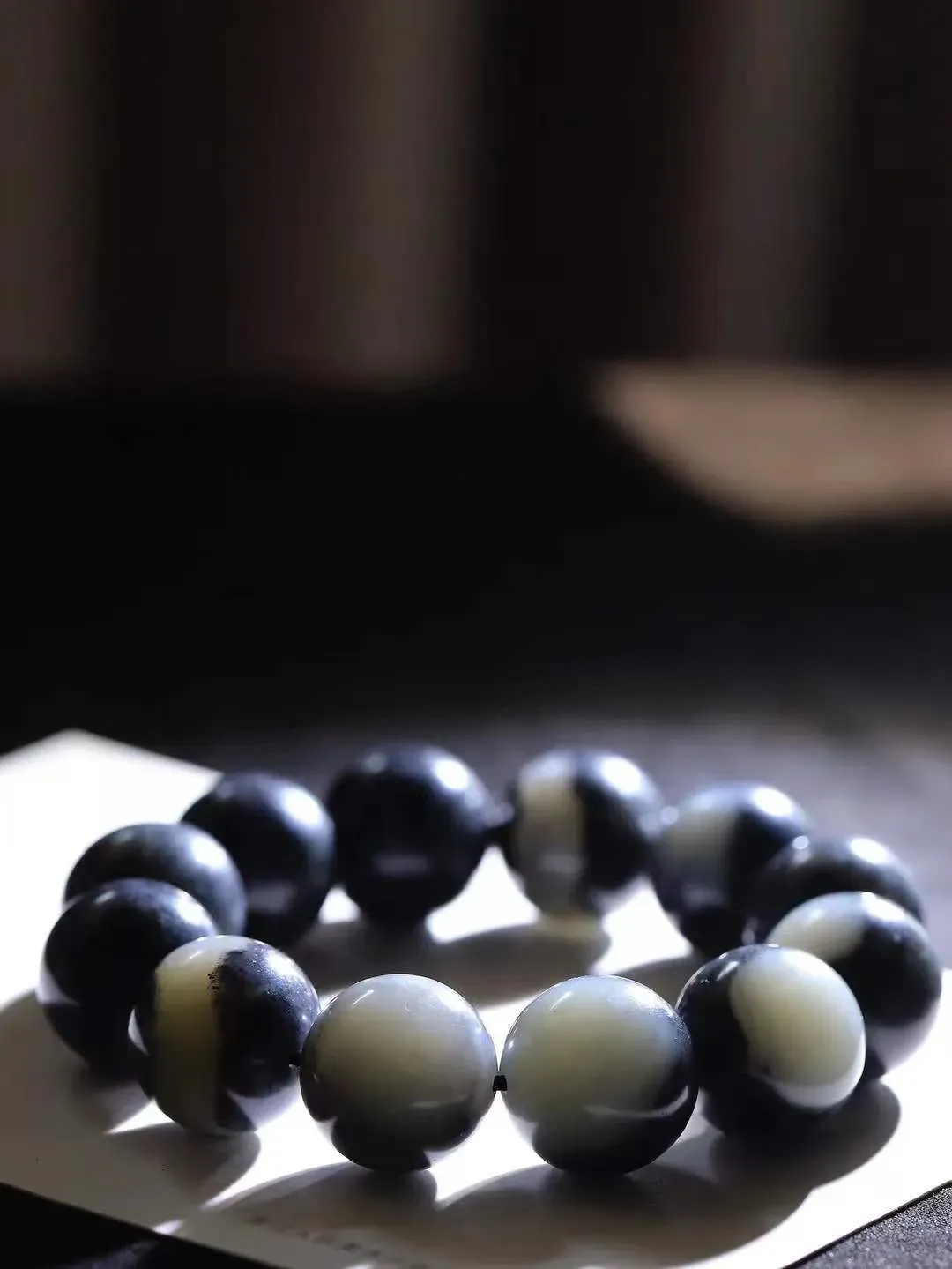 【籽.珠圆玉润.手串】

新疆和田青花籽料珠圆玉润手串 玉质温润细腻  整串打磨圆润，佩戴舒适。珠珠落玉盘，间关莺语花底滑，一生美好时光，无论身在何处，都有它相伴相守。事事顺遂，幸福美满，吉祥如意。重144克 尺寸取一20mm  FDA-221083033