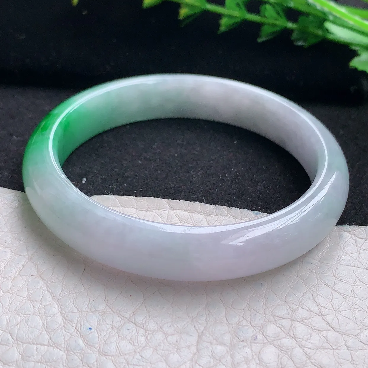 n自然光53.5*11*7平安镯 天然翡翠a货飘阳绿清秀宽边玉手镯 玉手环