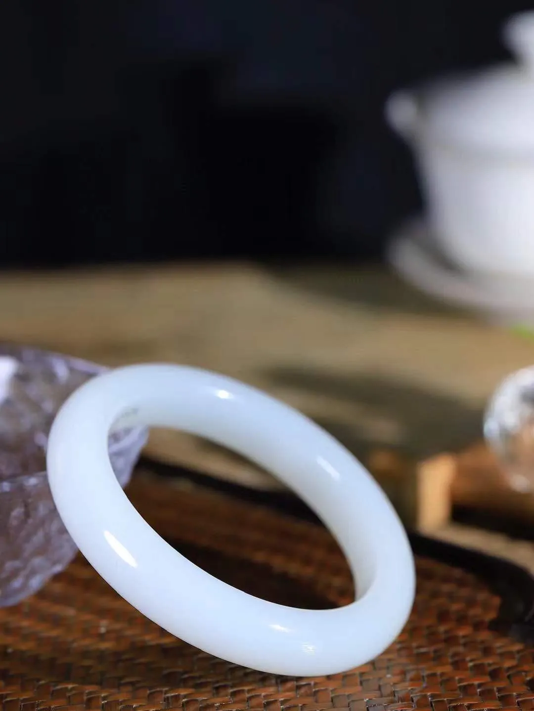 [温润如玉.手镯]

收藏级臻品和田玉糖白玉手镯。玉质温润细腻 油性十足 手感舒适，高华雅逸，线条流畅，简约大气，美自天成，素雅高贵。佩戴于腕间，婉约之美，举手投足间透出那份低调奢华。重67克 内径58mm尺寸13-10mm FDA-12110600