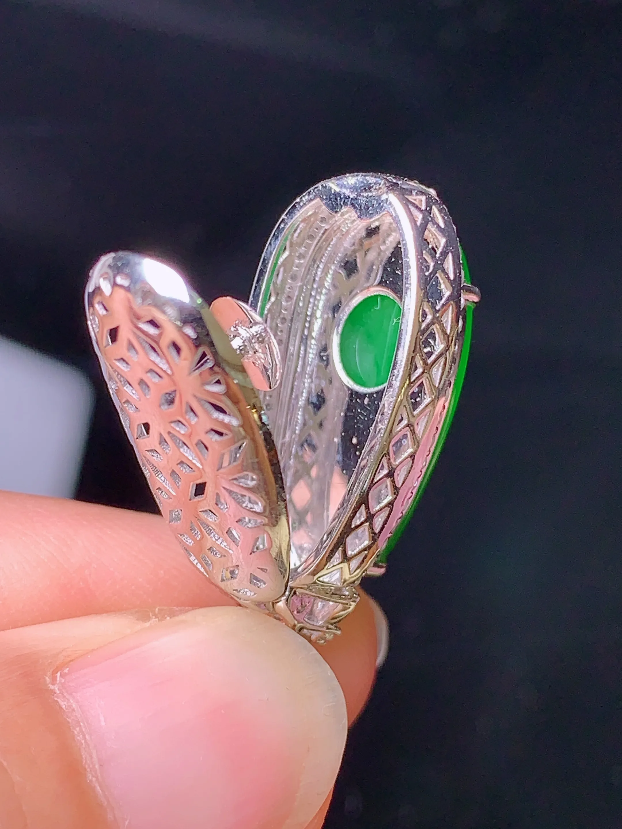 18k金钻镶嵌翠绿福瓜吊坠 玉质细腻 色泽清新艳丽 整体尺寸30.3*11.6*9.2