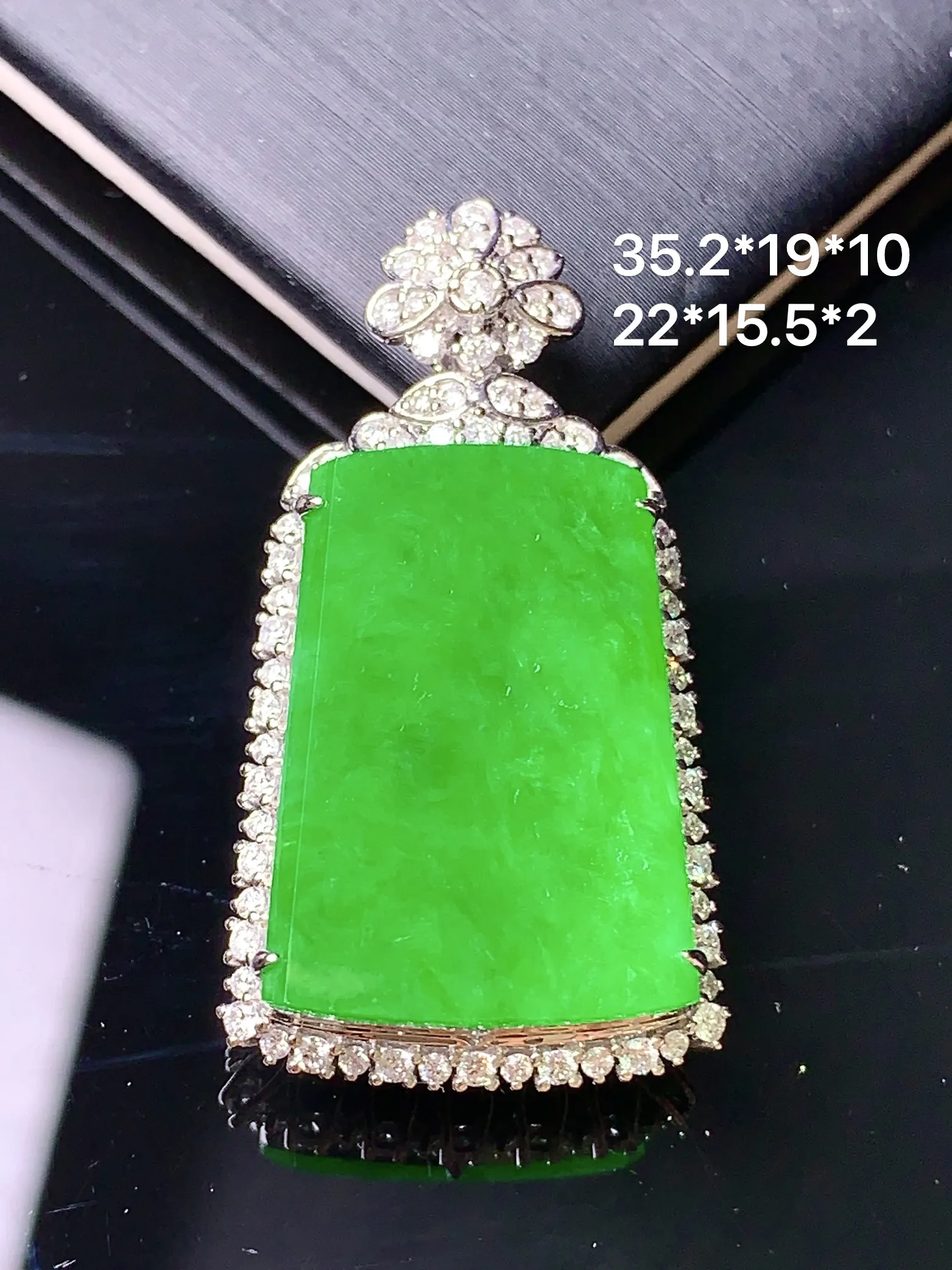 18k金钻镶嵌翠绿无事牌吊坠 玉质细腻 色泽清新艳丽 整体尺寸35.2*19*10