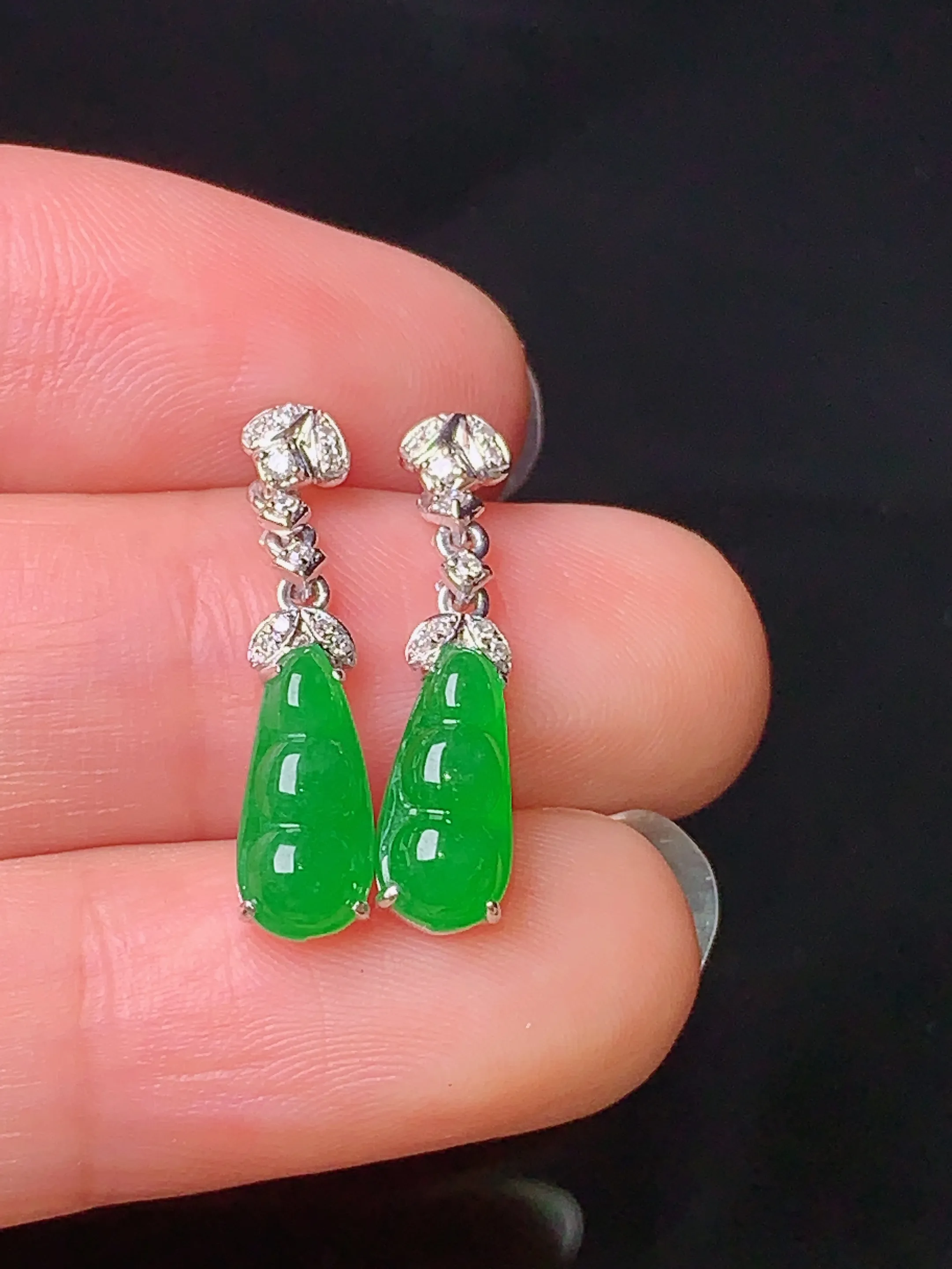 18k金钻镶嵌满绿四季豆耳坠 玉质细腻 色泽清新艳丽 整体尺寸22.2*5*4.3