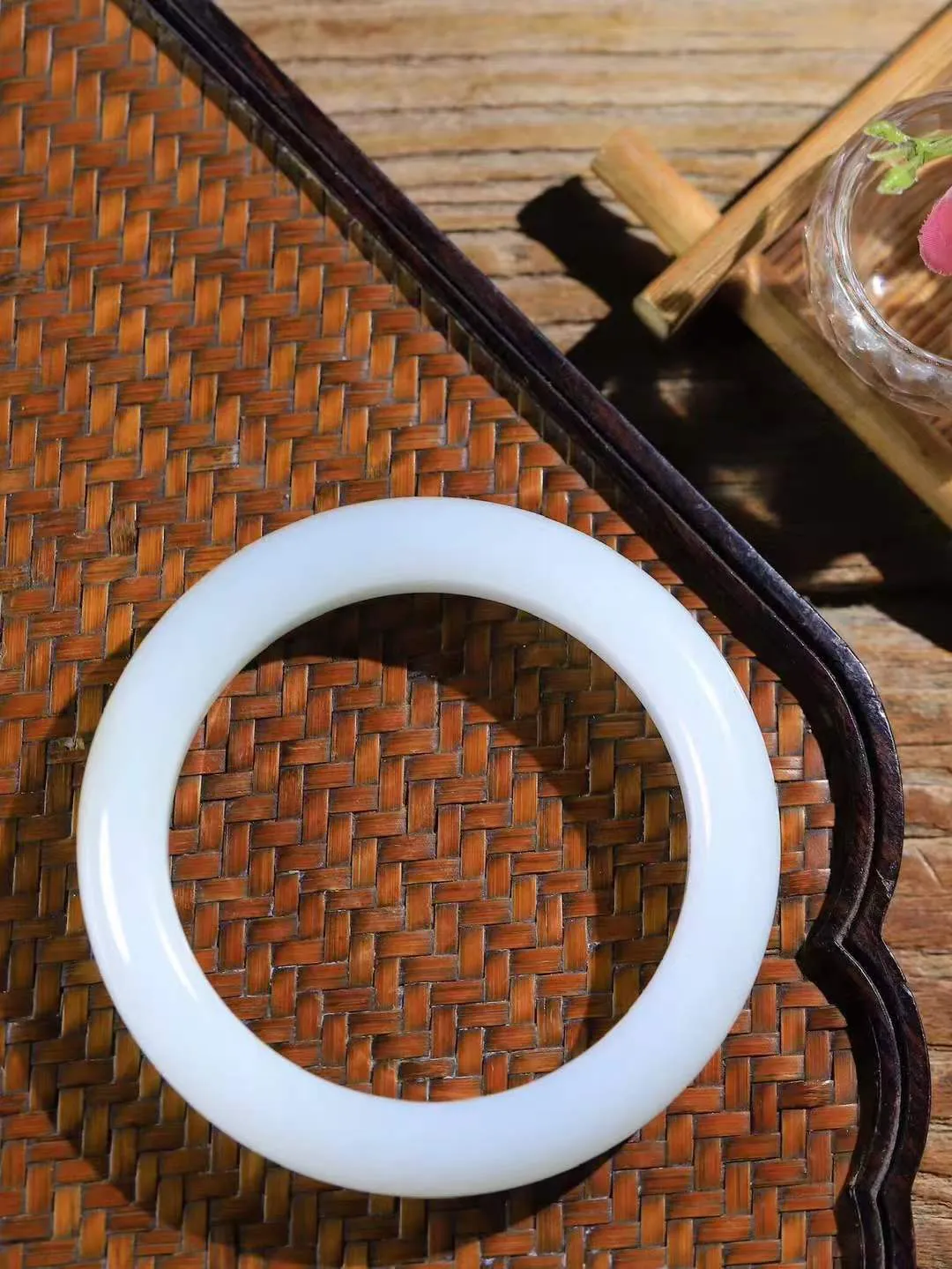 33666（一见倾心.手镯）

收藏级臻品️和田玉糖白玉手镯，玉质温润细腻 油性十足 手感舒适，高华雅逸，线条流畅，简约大气，美自天成，素雅高贵。佩戴于腕间，婉约之美，举手投足间透出那低调奢华。重74克  尺寸59-13.5-10.3mm FDA79110626