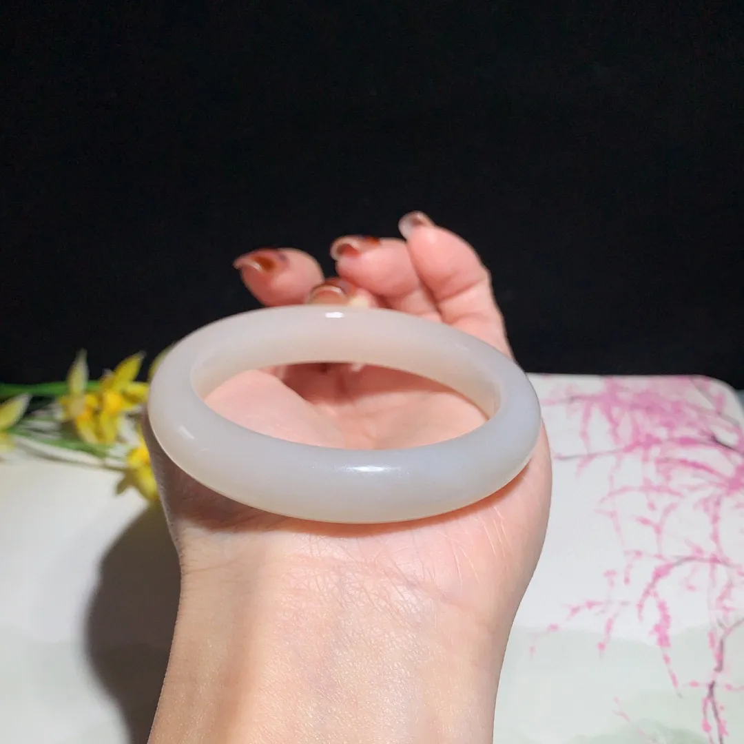 和田玉54.5圈口藕粉色手镯！玉质细腻油润 底色纯净 无裂无杂 脂粉好，品质好