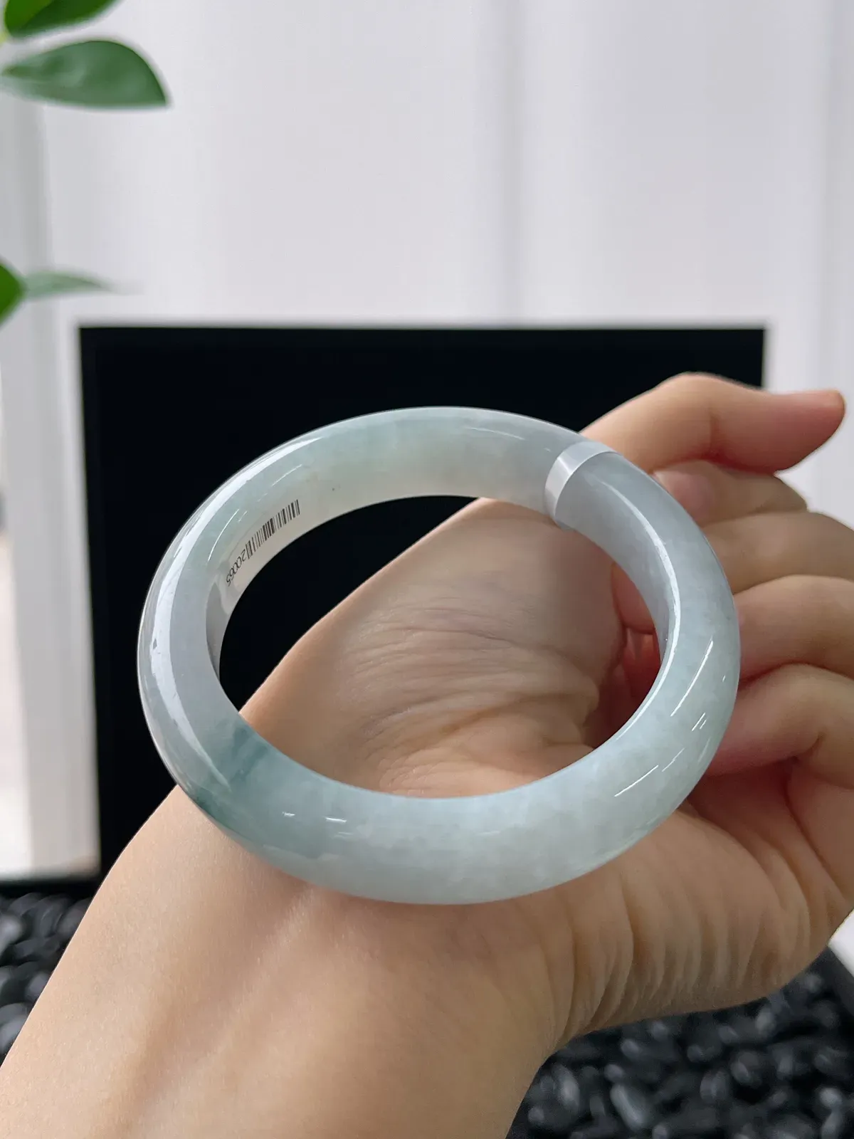 正圈53.6圈口，翡翠糯化种淡蓝色手镯