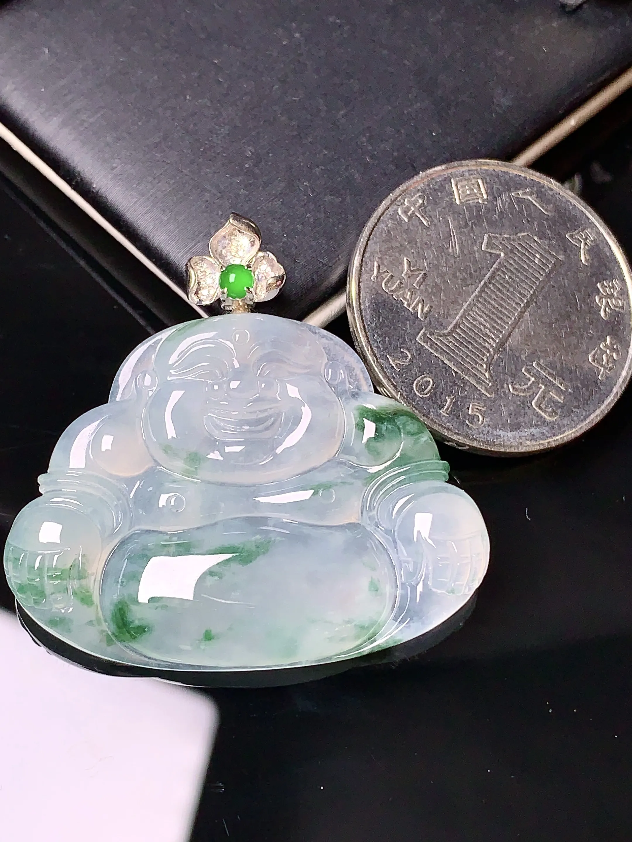 18k金钻镶嵌冰种飘绿佛公吊坠 玉质细腻 色泽艳丽 整体尺寸35*36*4.8