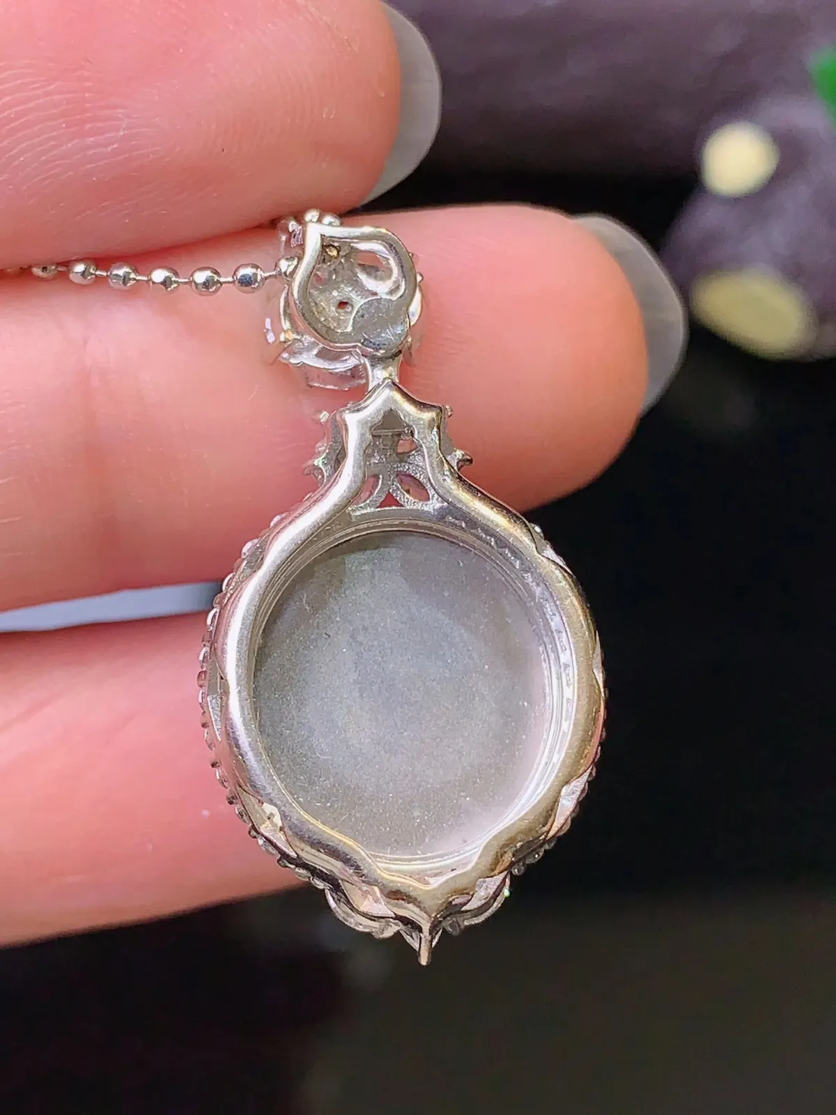 18k金钻镶嵌紫罗兰蛋面吊坠 玉质细腻 色泽艳丽清新 整体尺寸30*15.3*11.5