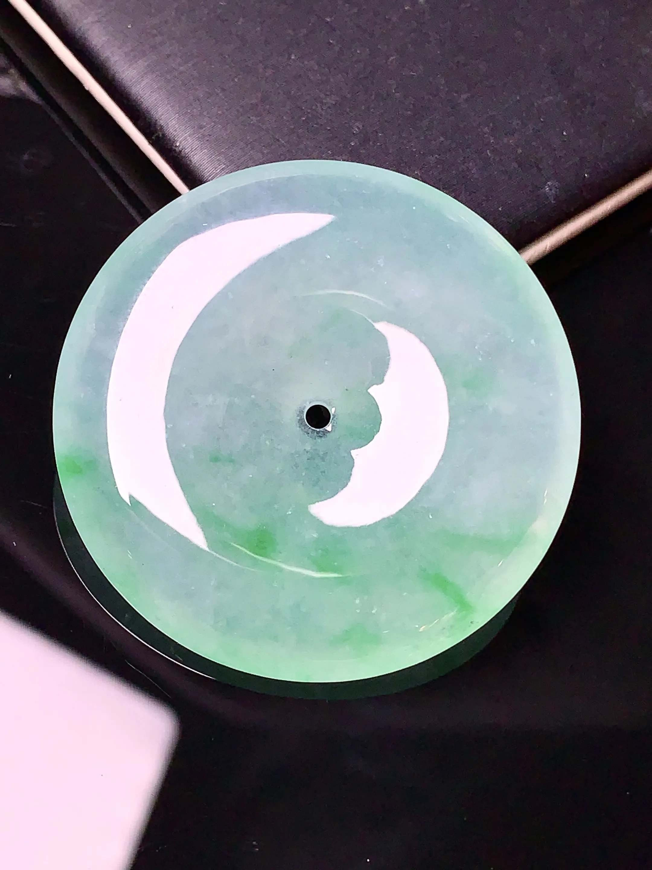 飘绿平安扣吊坠 玉质细腻 色泽艳丽 整体尺寸35.2*6