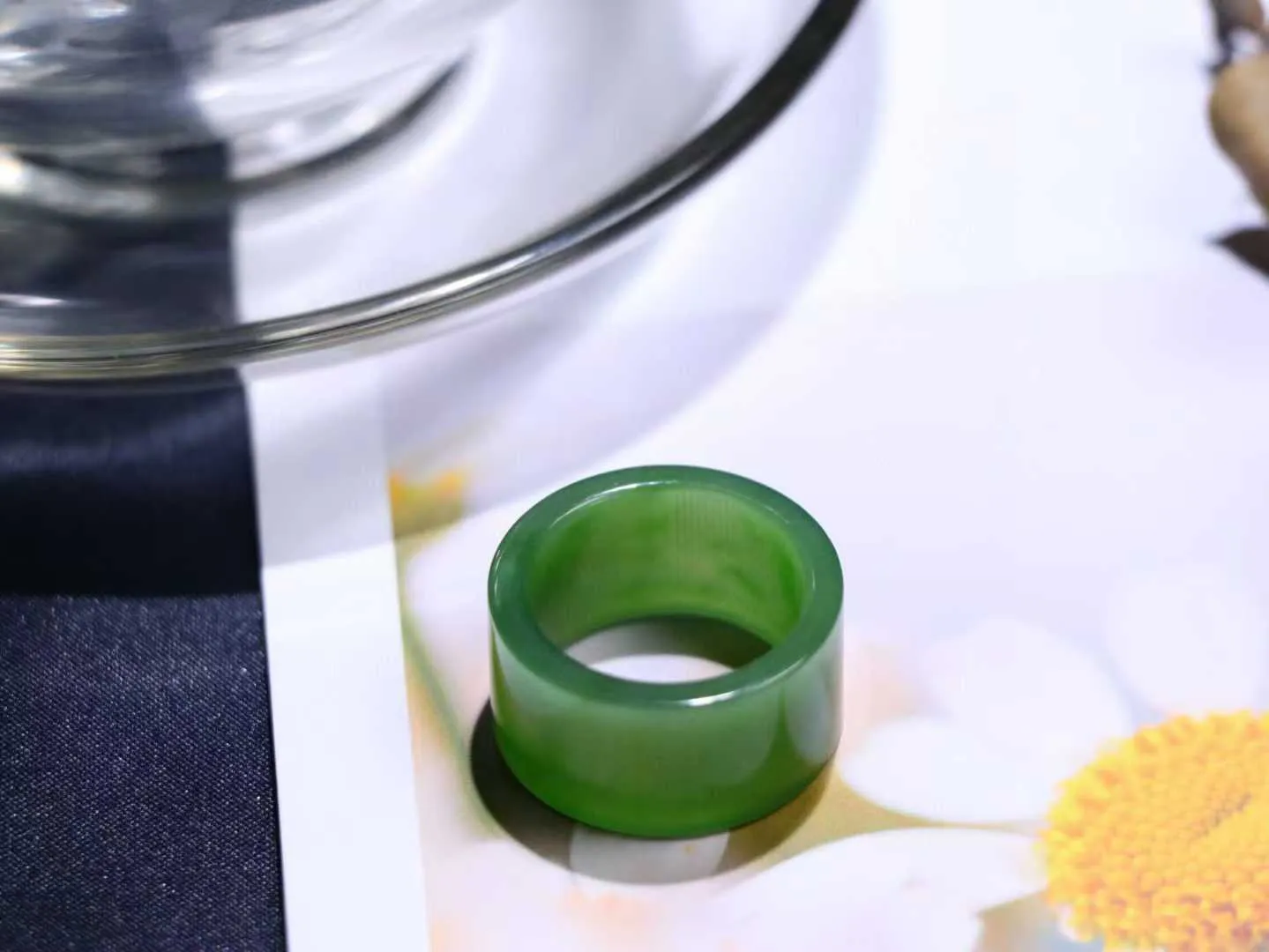 （古韵.扳指）

精品和田玉碧玉扳指 指环 戒圈。七号矿老料 纯正菠菜绿，直切工艺，款式精美，玉质细腻温润，油润感十足， 整器古韵生辉。优雅高贵。运筹帷幄于掌中，决胜于千里之外。

重7.5克   圈口20mm 尺寸12.5-2.8mm FS8242041278O