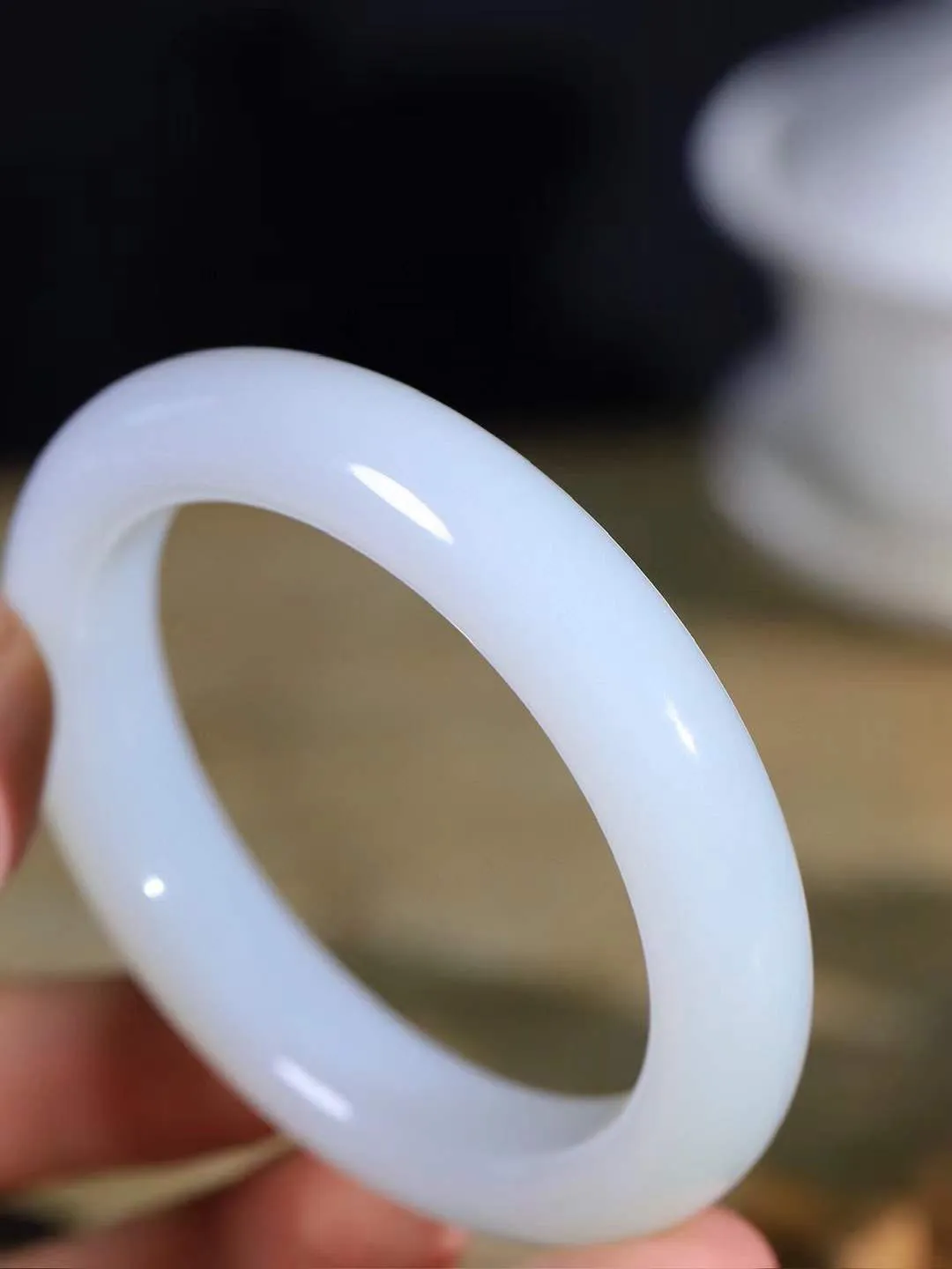 [温润如玉.手镯]

收藏级臻品和田玉糖白玉手镯。玉质温润细腻 油性十足 手感舒适，高华雅逸，线条流畅，简约大气，美自天成，素雅高贵。佩戴于腕间，婉约之美，举手投足间透出那份低调奢华。重67克 内径58mm尺寸13-10mm FDA-12110600