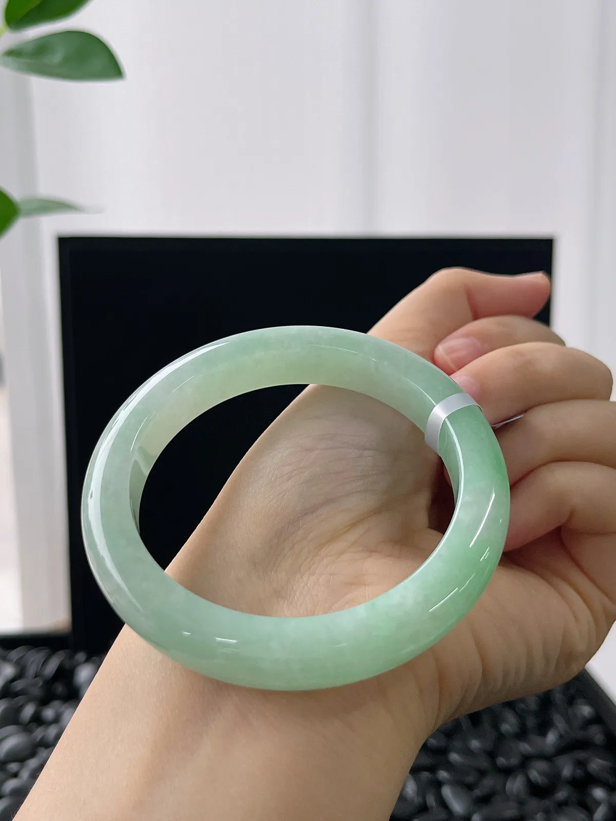 正圈55.1圈口，翡翠糯化种淡绿色手镯