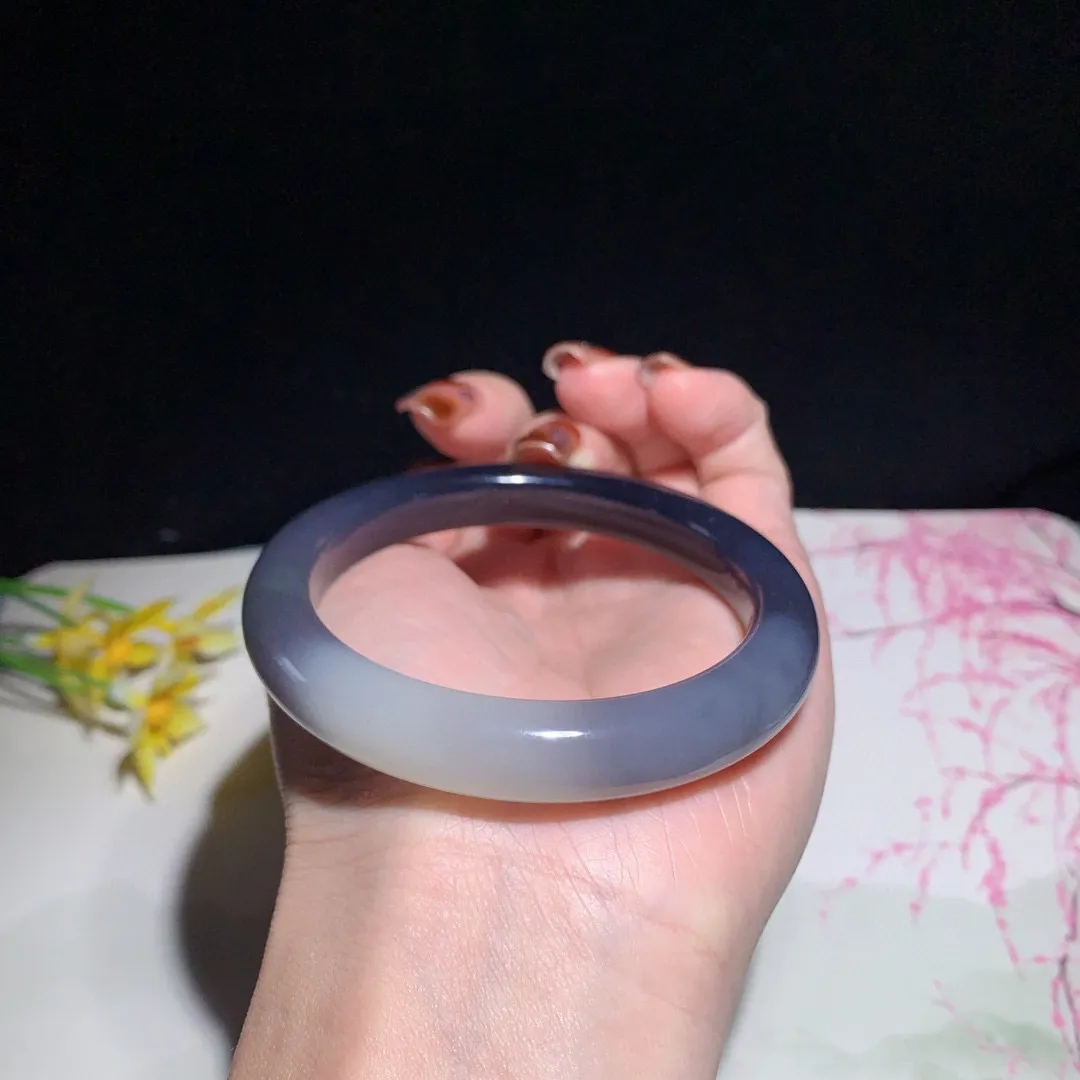 和田玉55圈口紫罗兰色手镯，白加紫，玉质细腻油润 底色纯净 无裂无黑 脂粉好，品质好！