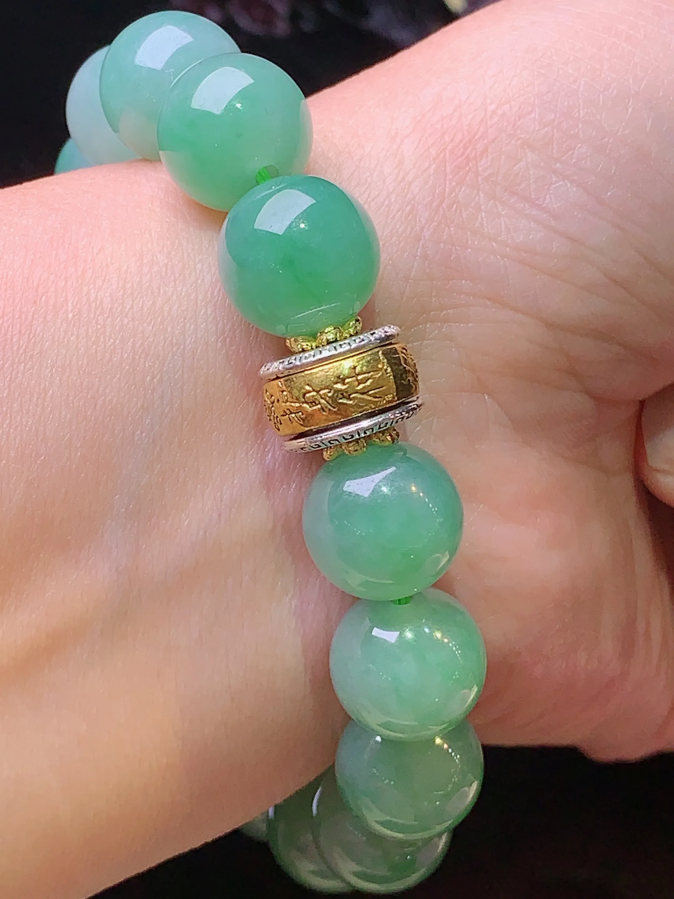 飘绿圆珠手链 玉质细腻 色泽艳丽 整体尺寸12.5