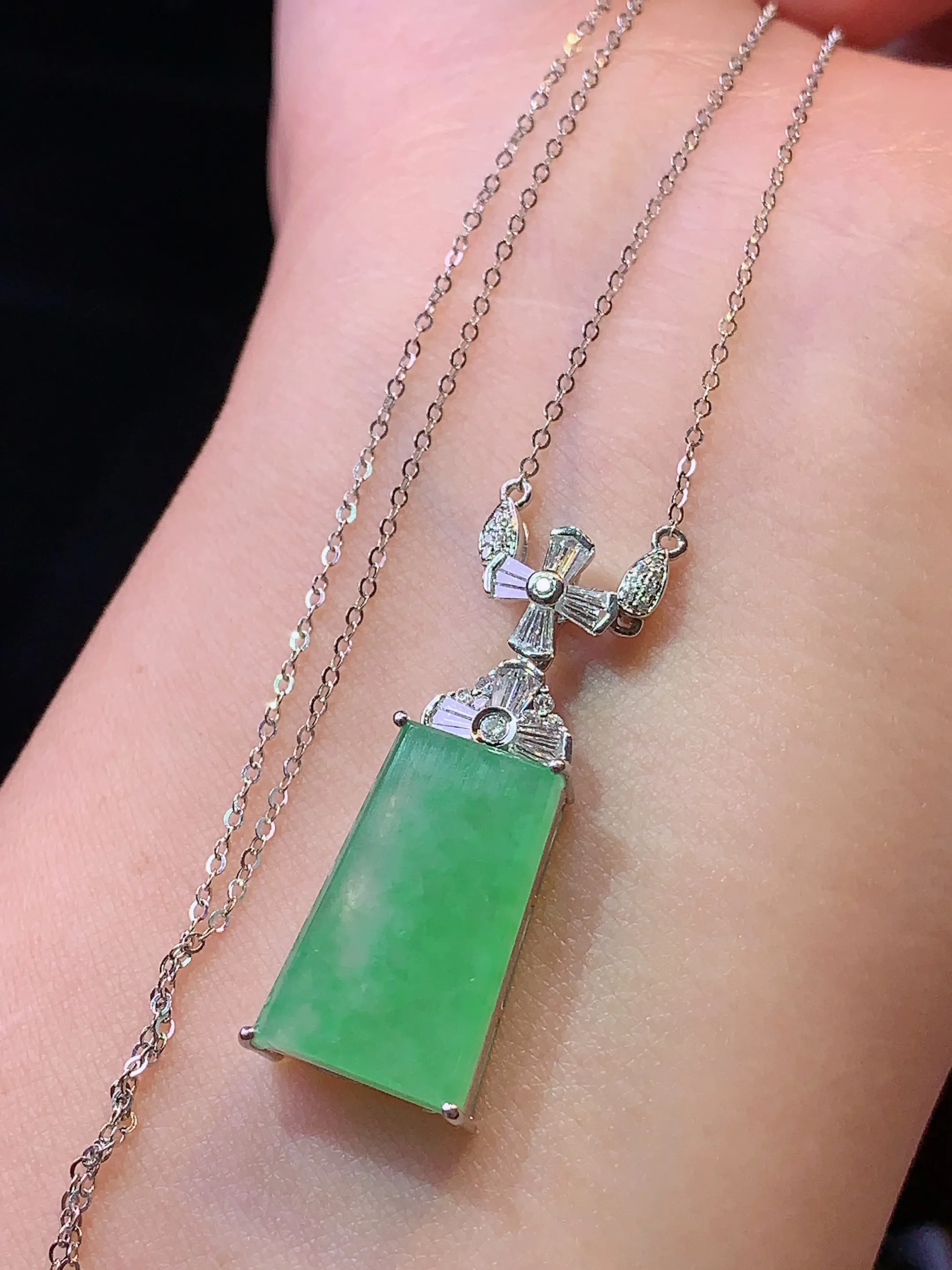 18k金钻镶嵌翠绿无事牌吊坠 玉质细腻 色泽艳丽 整体尺寸17.5*10.2*3.5