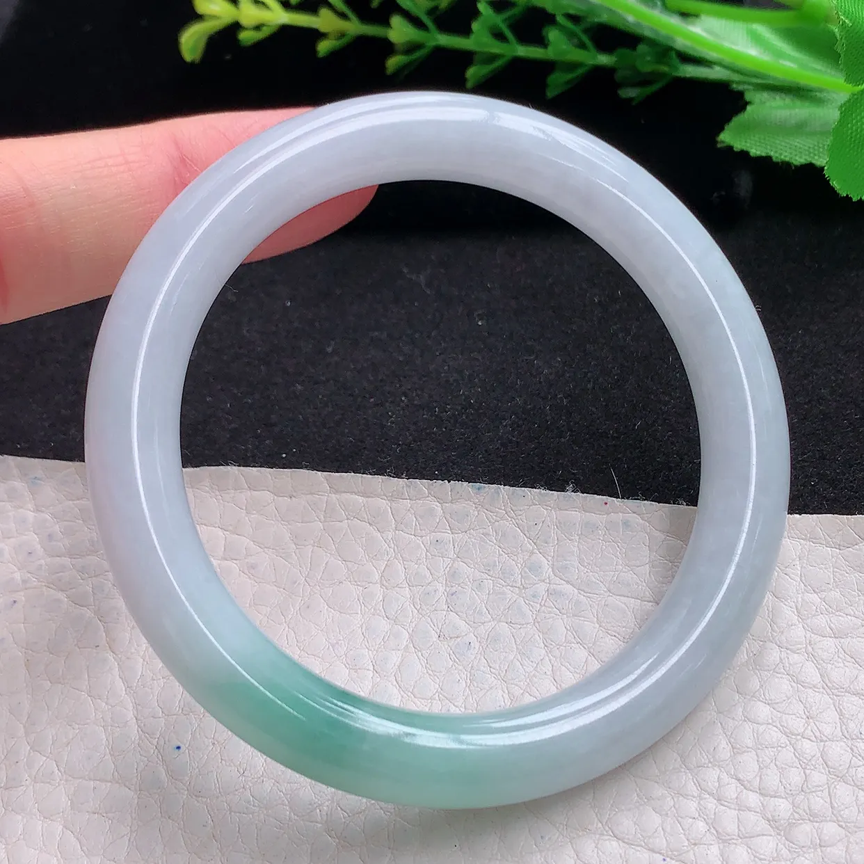 n自然光55*9美人镯 缅甸翡翠a货飘绿花清秀圆条玉手镯 玉手环