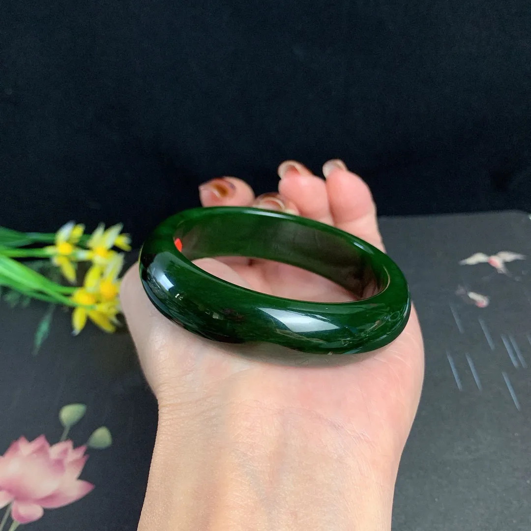 和田玉53.8圈口菠菜绿碧玉手镯！圈口53.8宽15.8重54.5克，玉质细腻油润 底色纯净 无纹裂