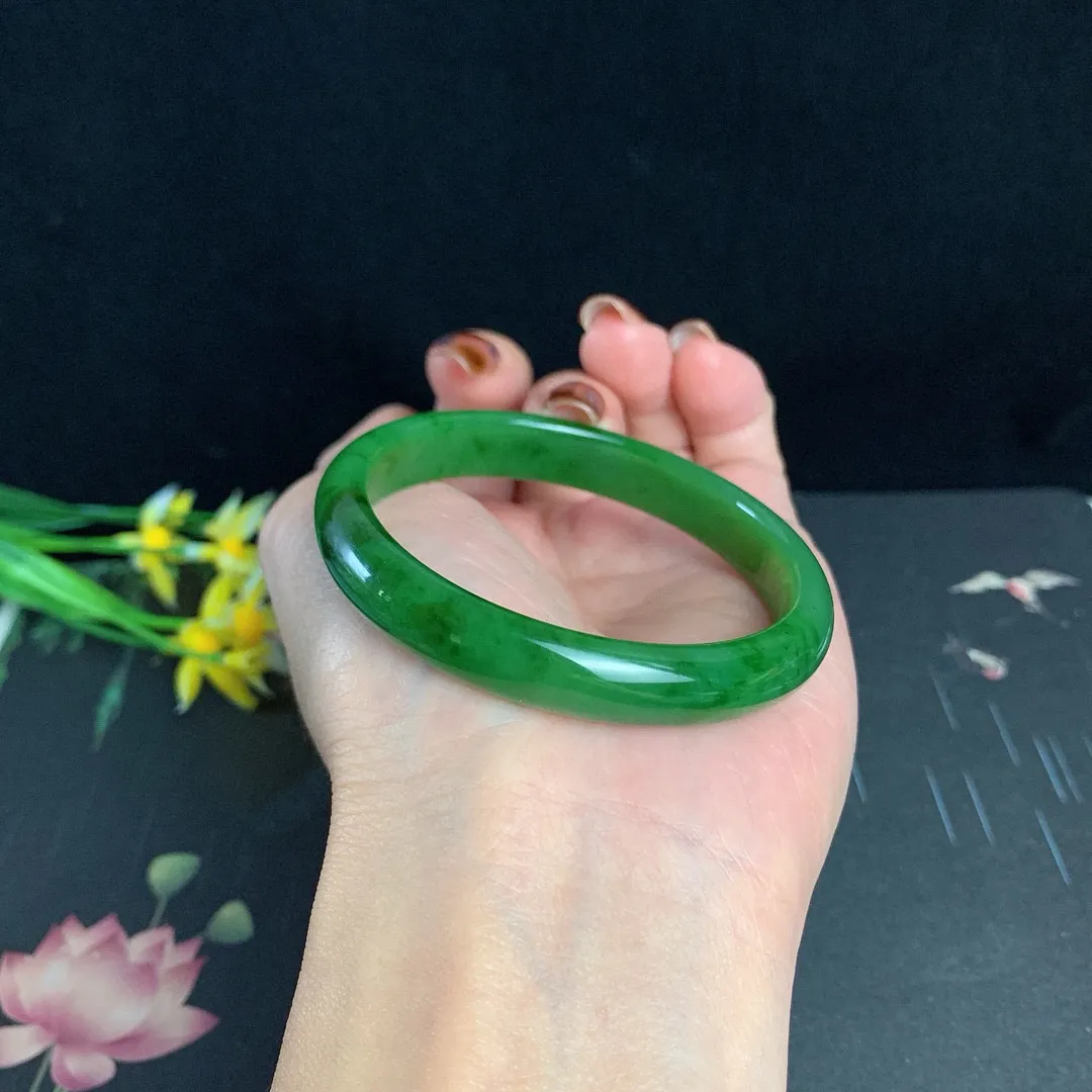 和田玉53.5圈口阳绿色碧玉手镯！红皮料，玉质细腻油润 底色纯净 无裂无棉 脂粉好，品质高