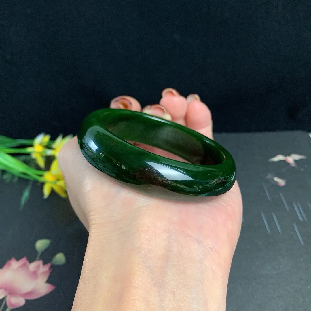 和田玉53.8圈口菠菜绿碧玉手镯！圈口53.8宽15.8重54.5克，玉质细腻油润 底色纯净 无纹裂 脂粉好，品质高