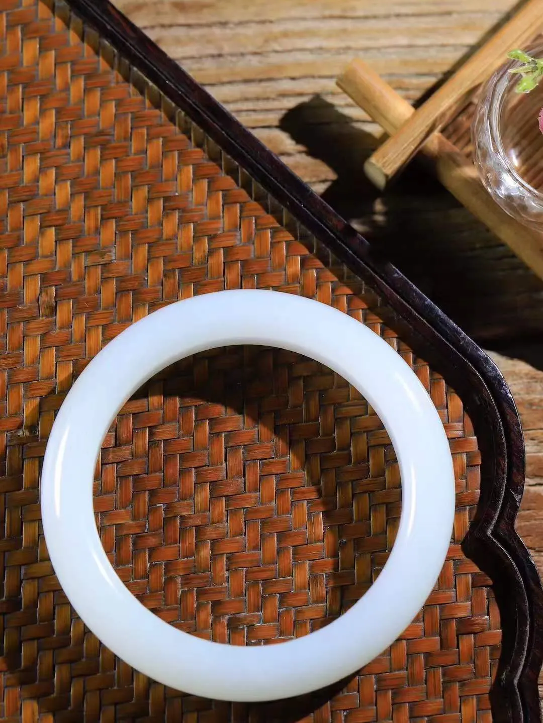 [温润如玉.手镯]

收藏级臻品和田玉糖白玉手镯。玉质温润细腻 油性十足 手感舒适，高华雅逸，线条流畅，简约大气，美自天成，素雅高贵。佩戴于腕间，婉约之美，举手投足间透出那份低调奢华。重67克 内径58mm尺寸13-10mm FDA-12110600