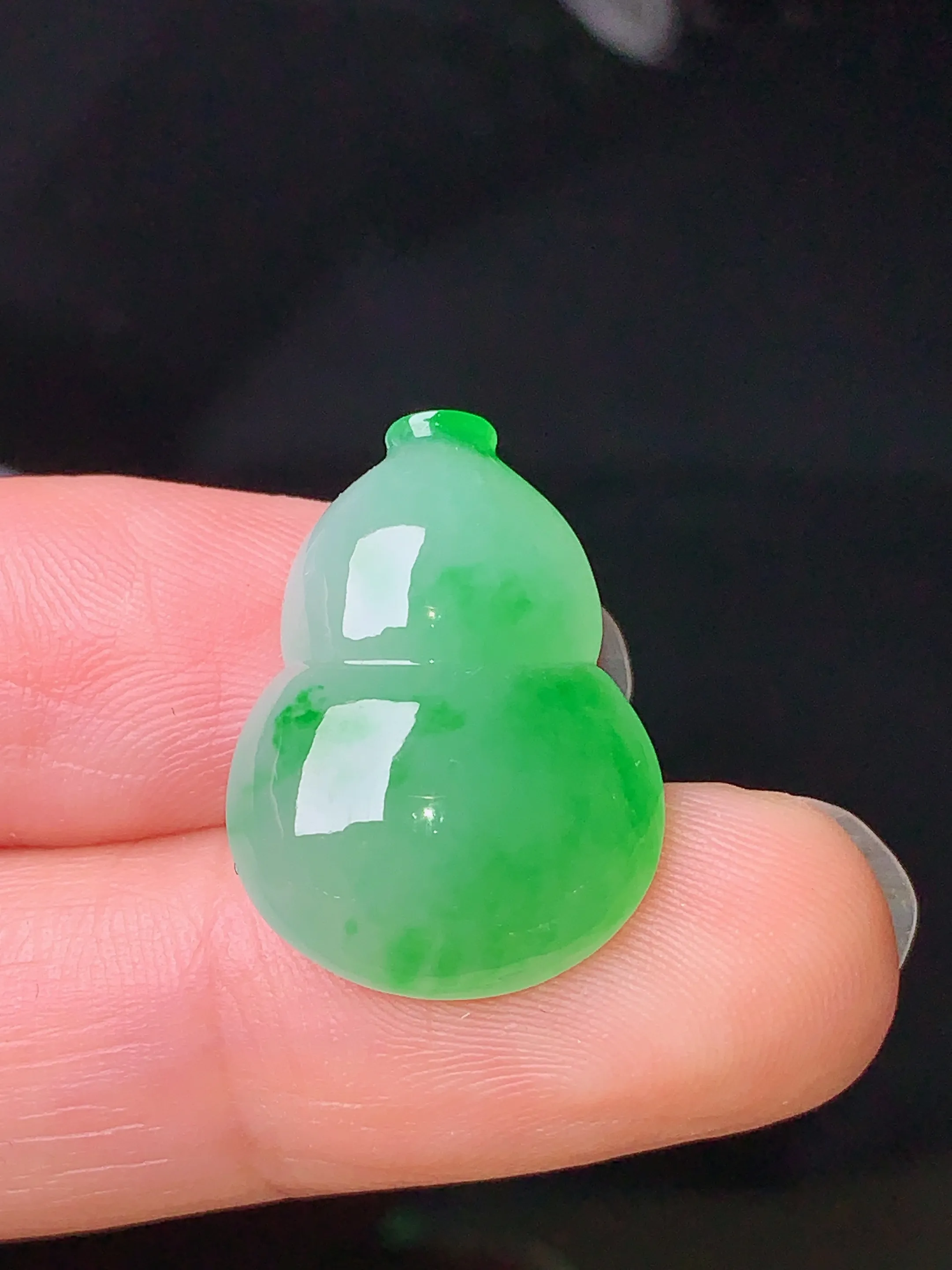 镶嵌款 翠绿葫芦吊坠 玉质细腻 色泽清新艳丽 整体尺寸21.3*15.5*6.2