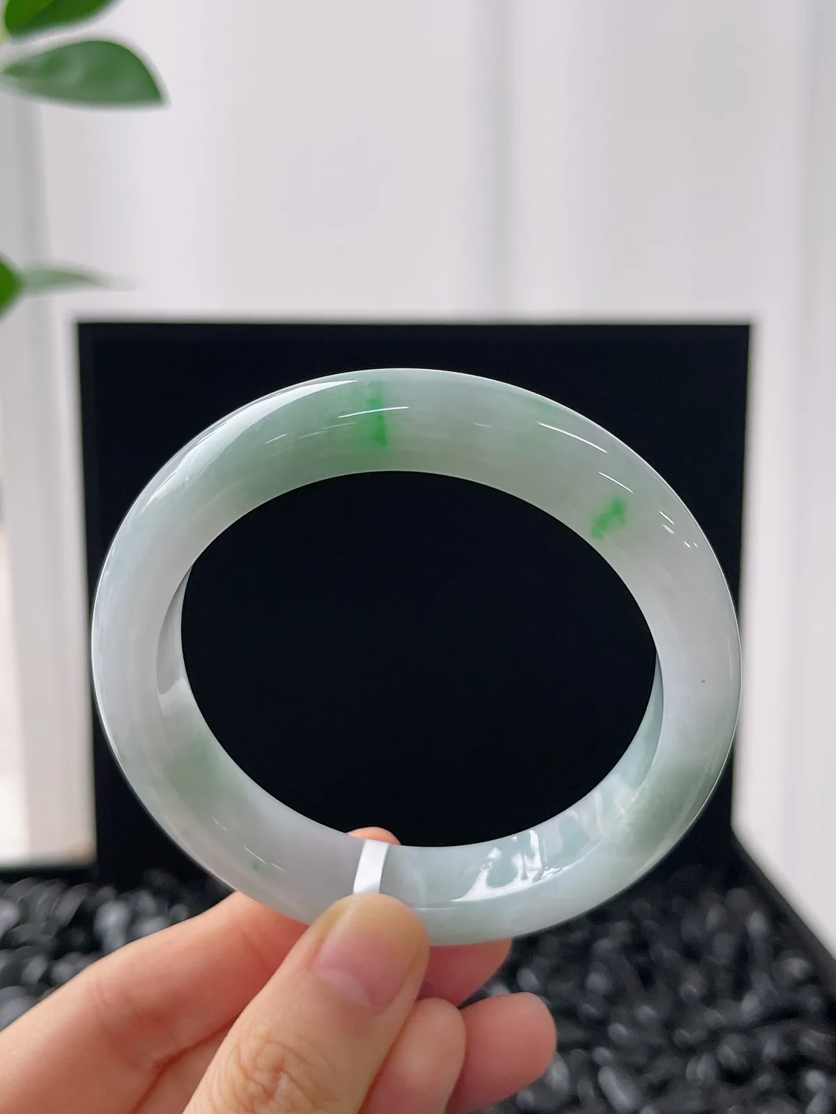 正圈56.7圈口，翡翠糯化种飘绿手镯