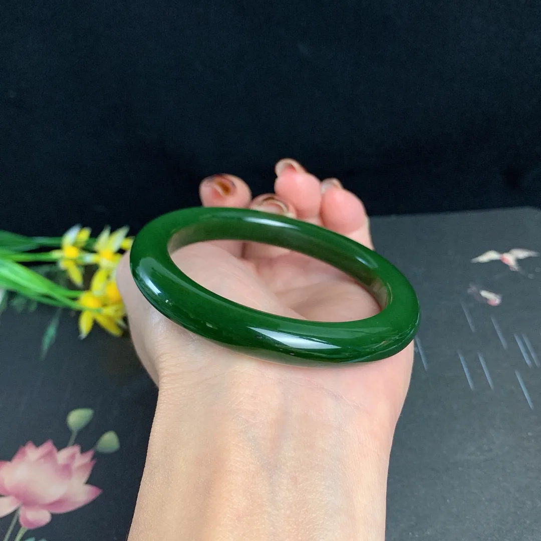 和田玉55.8圈口菠菜绿碧玉手镯！玉质细腻油润 底色纯净 无纹裂 脂粉好，品质高