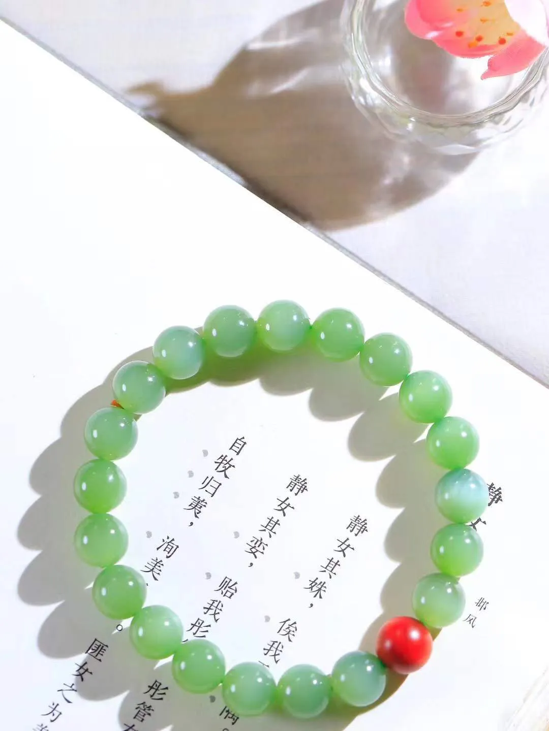 【珠圆玉润.手串】

精品和田玉碧玉猫眼珠圆玉润手串 玉质温润细腻  整串打磨圆润，佩戴舒适。珠珠落玉盘，间关莺语花底滑，一生美好时光，无论身在何处，都有它相伴相守。事事顺遂，幸福美满，吉祥如意。重24.7克 尺寸取一9.1mm  FDA-221083033