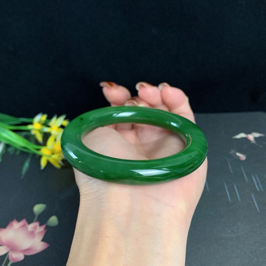和田玉54.5圈口阳绿色肥圆条碧玉手镯！玉质细腻油润 底色纯净 无裂无杂 脂粉好，品质高