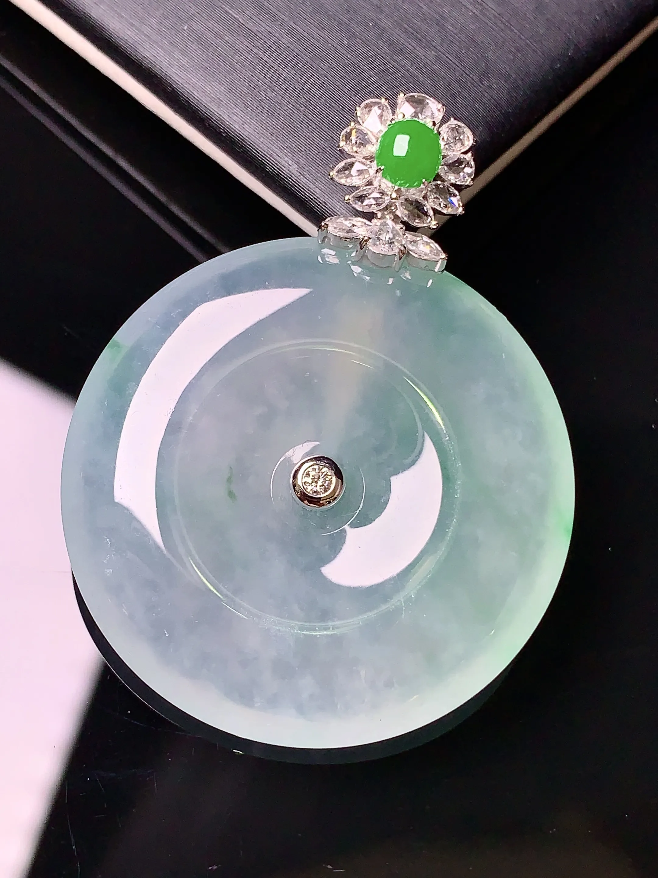 18k金钻镶嵌冰种平安扣吊坠 玉质细腻 色泽艳丽 整体尺寸41*31.6*6