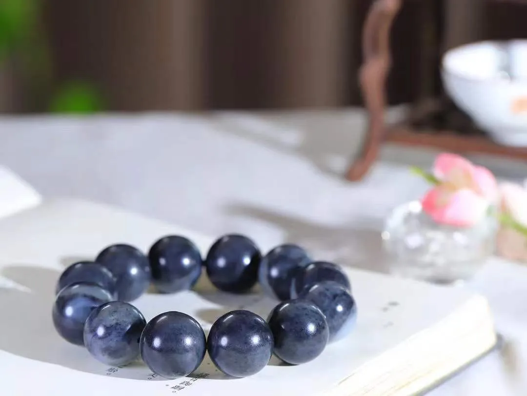 【籽.珠圆玉润.手串】

新疆和田青花籽料珠圆玉润手串 玉质温润细腻  整串打磨圆润，佩戴舒适。珠珠