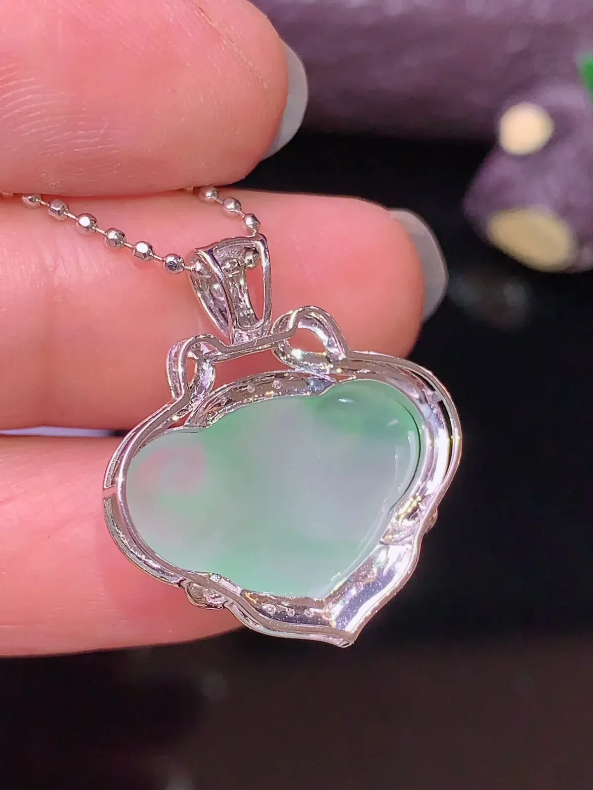 18k金钻镶嵌飘绿如意头吊坠 玉质细腻 色泽艳丽清新 整体尺寸22.6*20.5*6.6