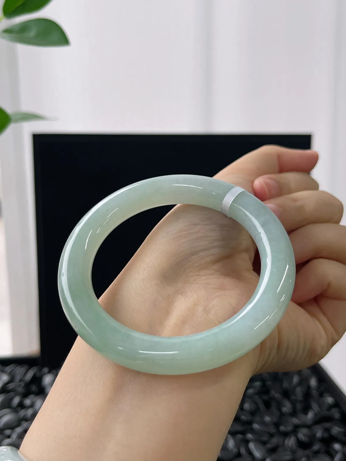 圆镯54圈口，翡翠冰糯种浅绿色手镯