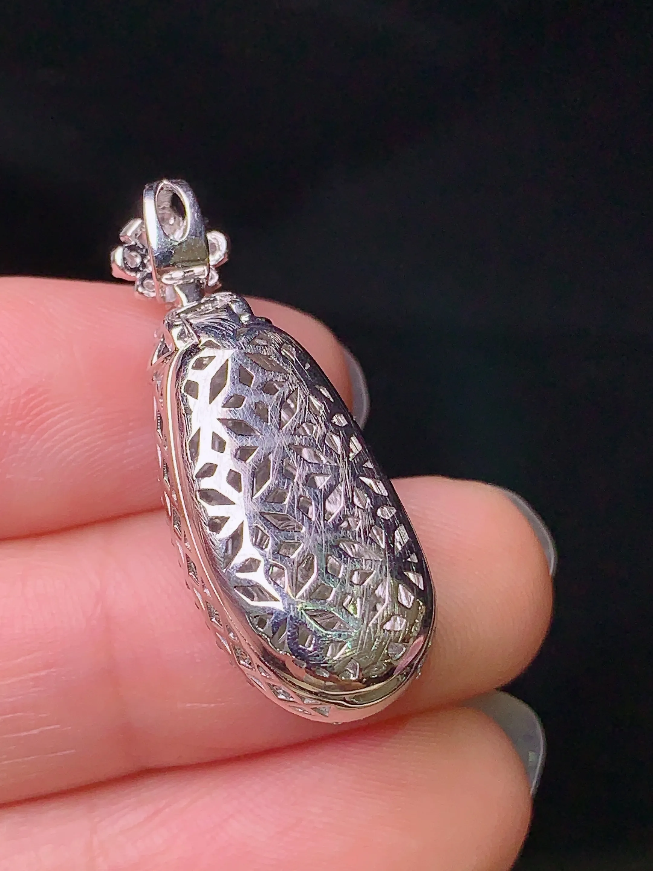 18k金钻镶嵌翠绿福瓜吊坠 玉质细腻 色泽清新艳丽 整体尺寸30.3*11.6*9.2