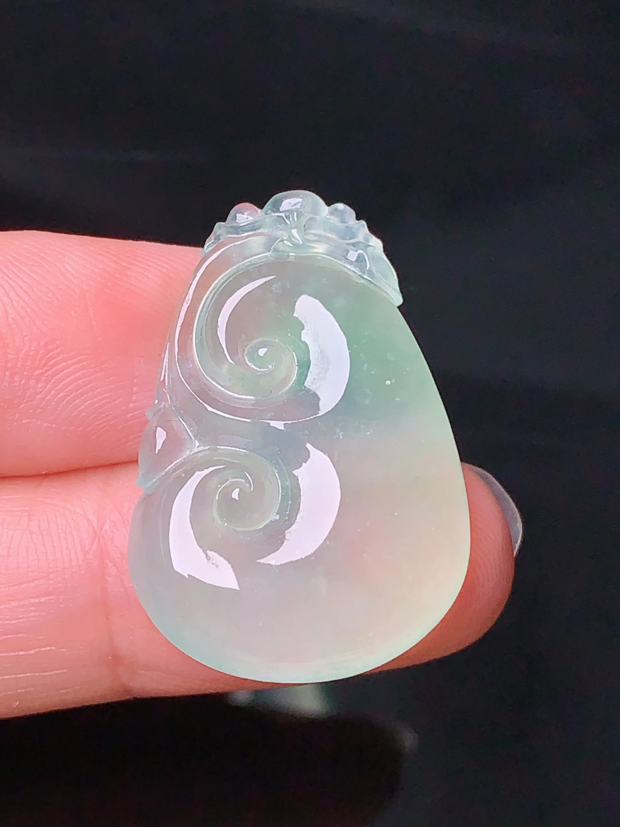 冰种如意吊坠 玉质细腻 色泽艳丽 整体尺寸29*19.7*5.5