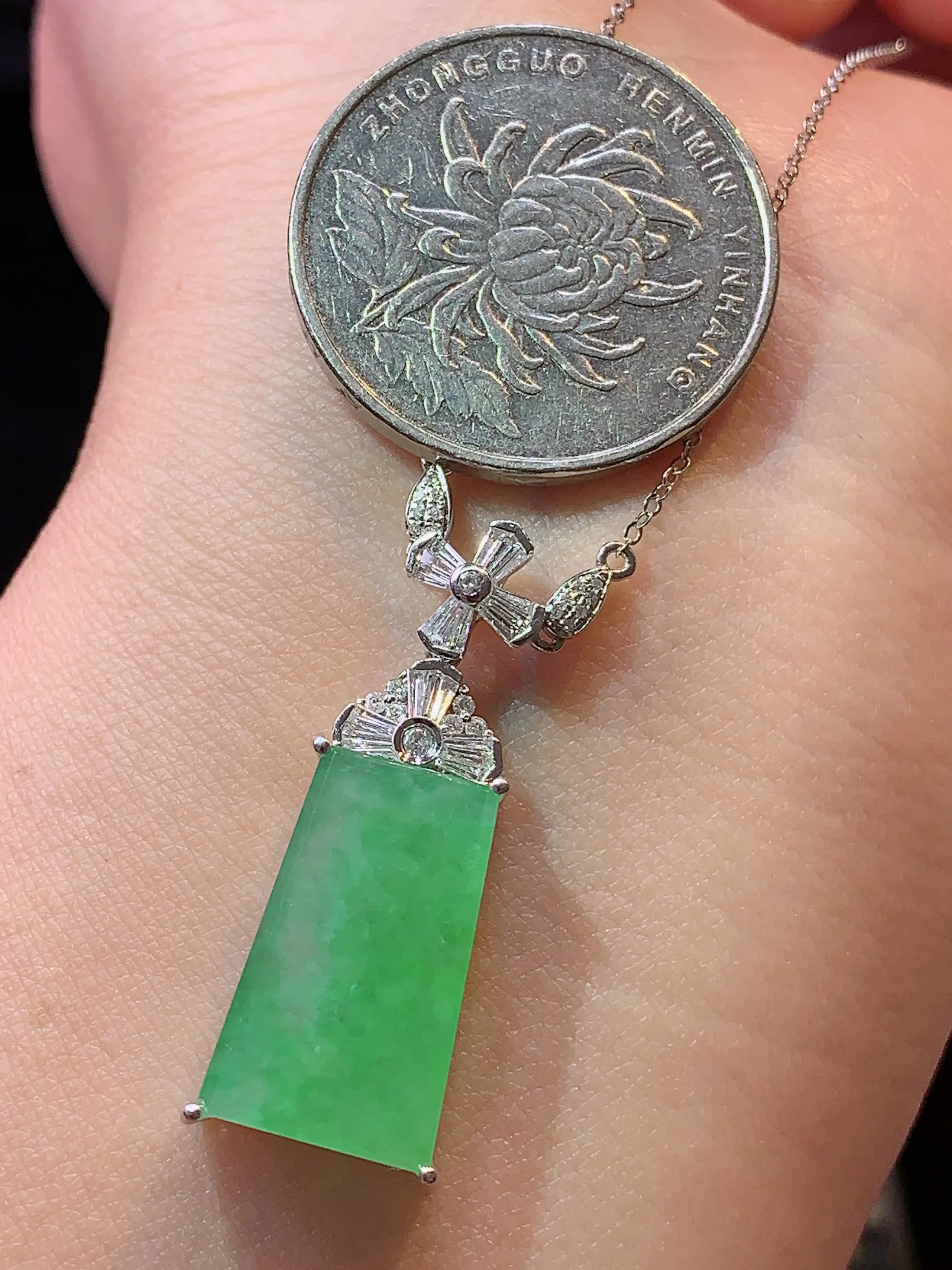 18k金钻镶嵌翠绿无事牌吊坠 玉质细腻 色泽艳丽 整体尺寸17.5*10.2*3.5